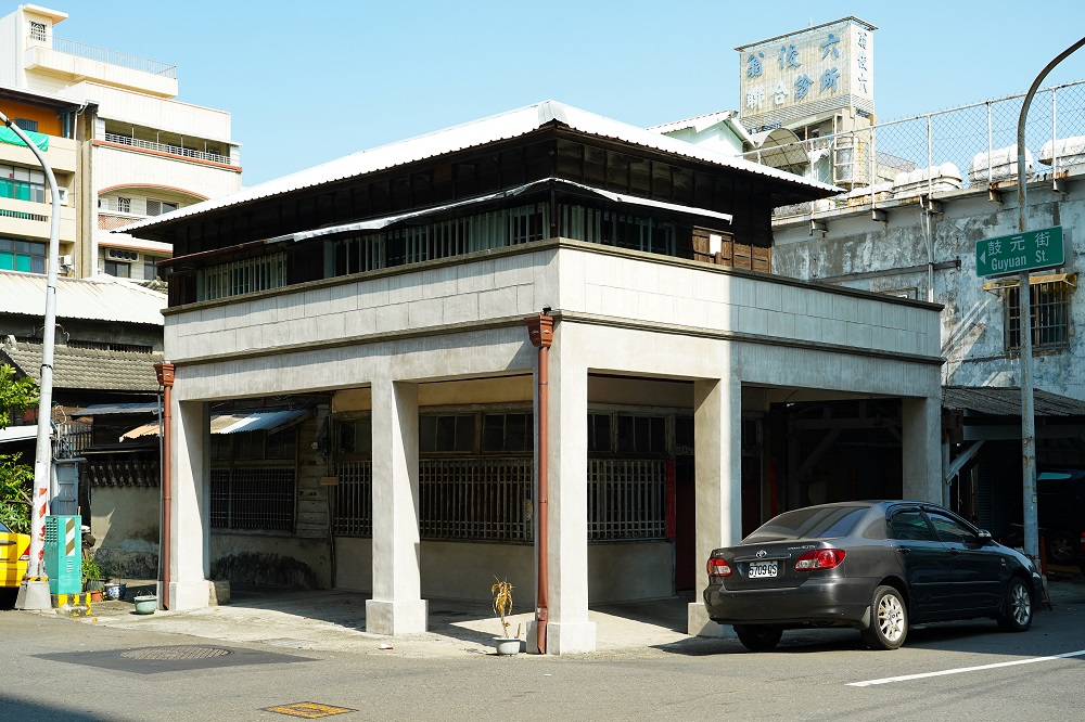 日治時期售有牛奶餅、奶粉及巧克力等的「明治製菓高雄配給所」為住商混合式房屋。