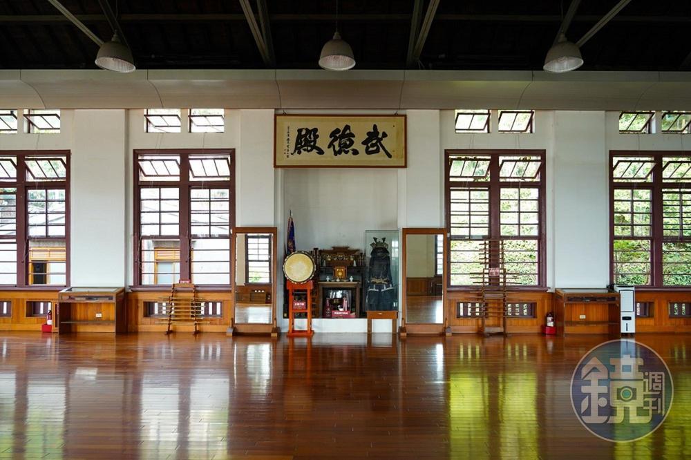 武德殿屋內中央設有神龕，左側東邊做為劍道區，右側西邊做為柔道區。
