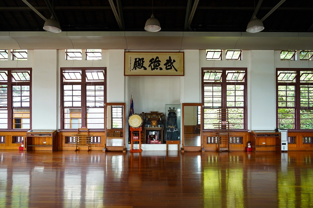 武德殿屋內中央設有神龕，左側東邊做為劍道區，右側西邊做為柔道區。