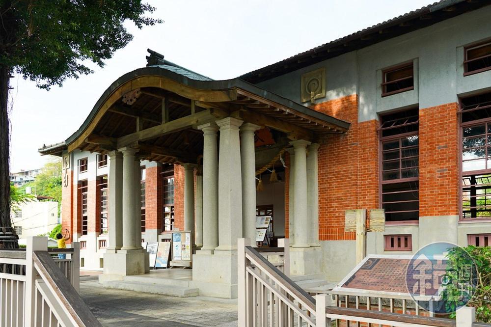 高雄武德殿正面屋簷有3支為1組的立柱，接近羅馬「塔斯干柱式」。