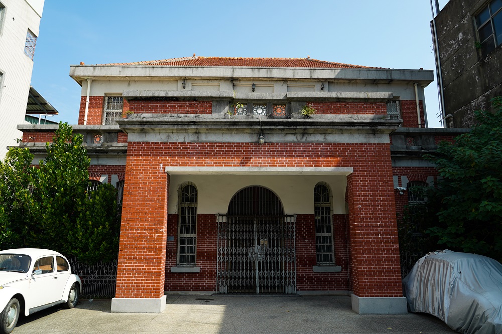曾做為打狗支廳廳舍、高雄郡役所、高雄警察署廳舍的「永光行」。
