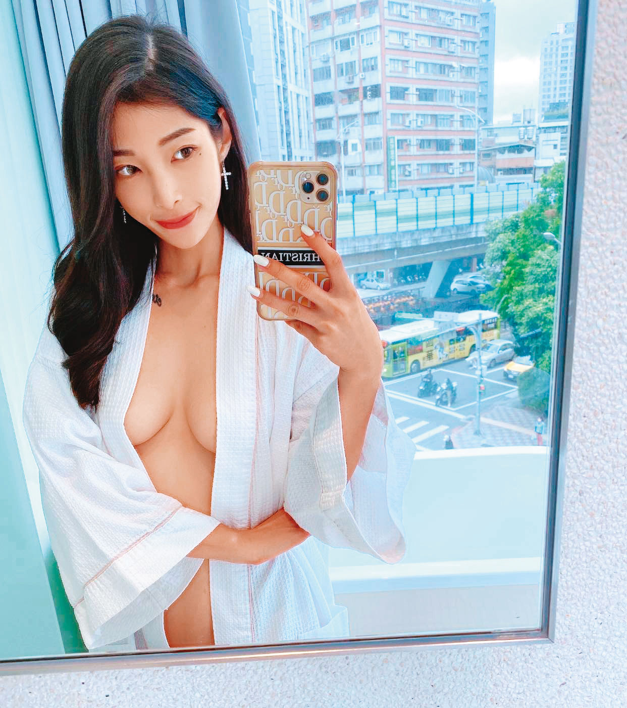 寫真女郎賈曈曈臉蛋甜美、身材火辣,擁有眾多粉絲。(翻攝曈曈tonetone臉書)