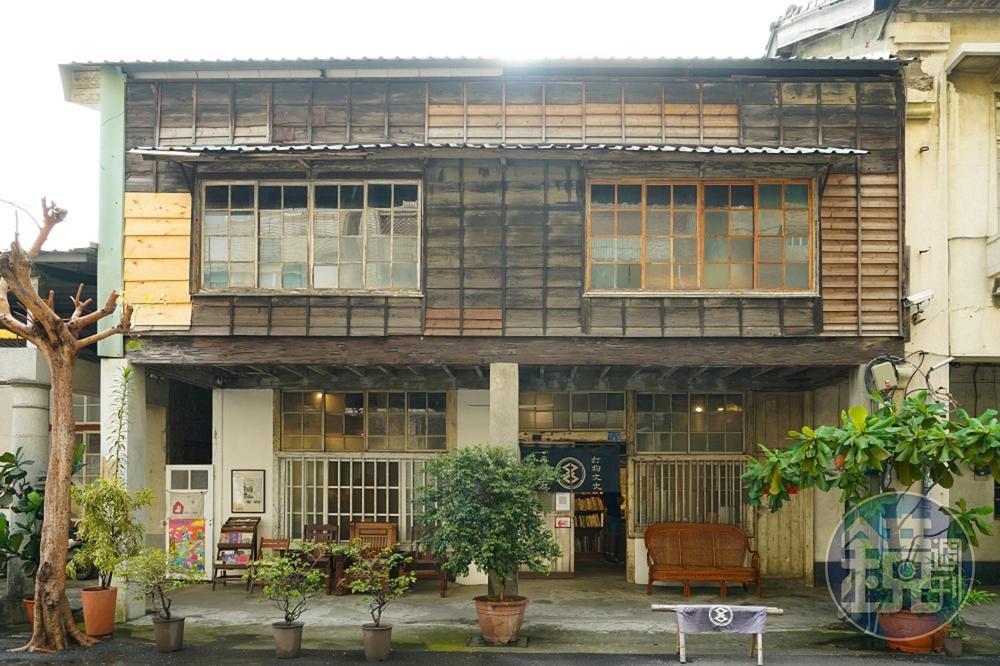 百年歷史木造建築的「佐佐木商店高雄支店」，現在由「打狗文史再興會社」進駐。