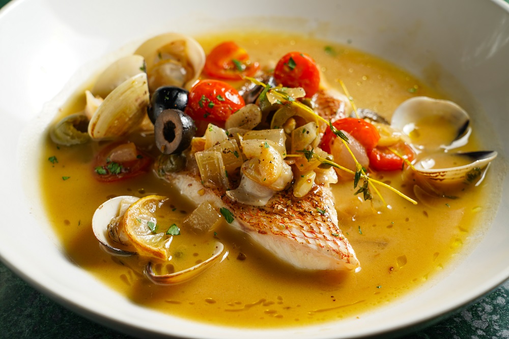 以當天鮮魚海雞母做成的「市場鮮魚料理」，肉質鮮甜、醬汁有著多層次風味。（420元／份，依時令、魚種，時價會不同）