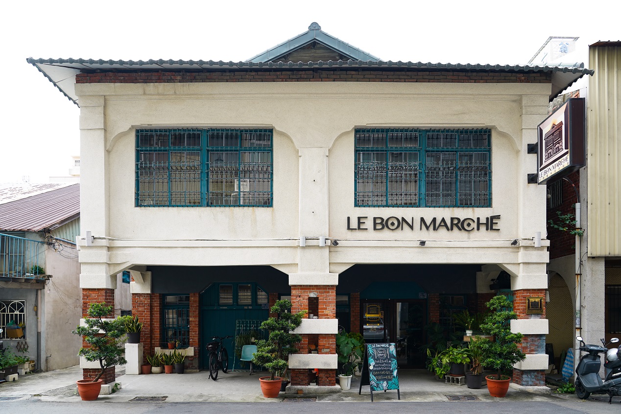 1924年完工的「合美運輸組」,為和洋折衷式建築,紅磚柱身還以白色飾加以裝飾。