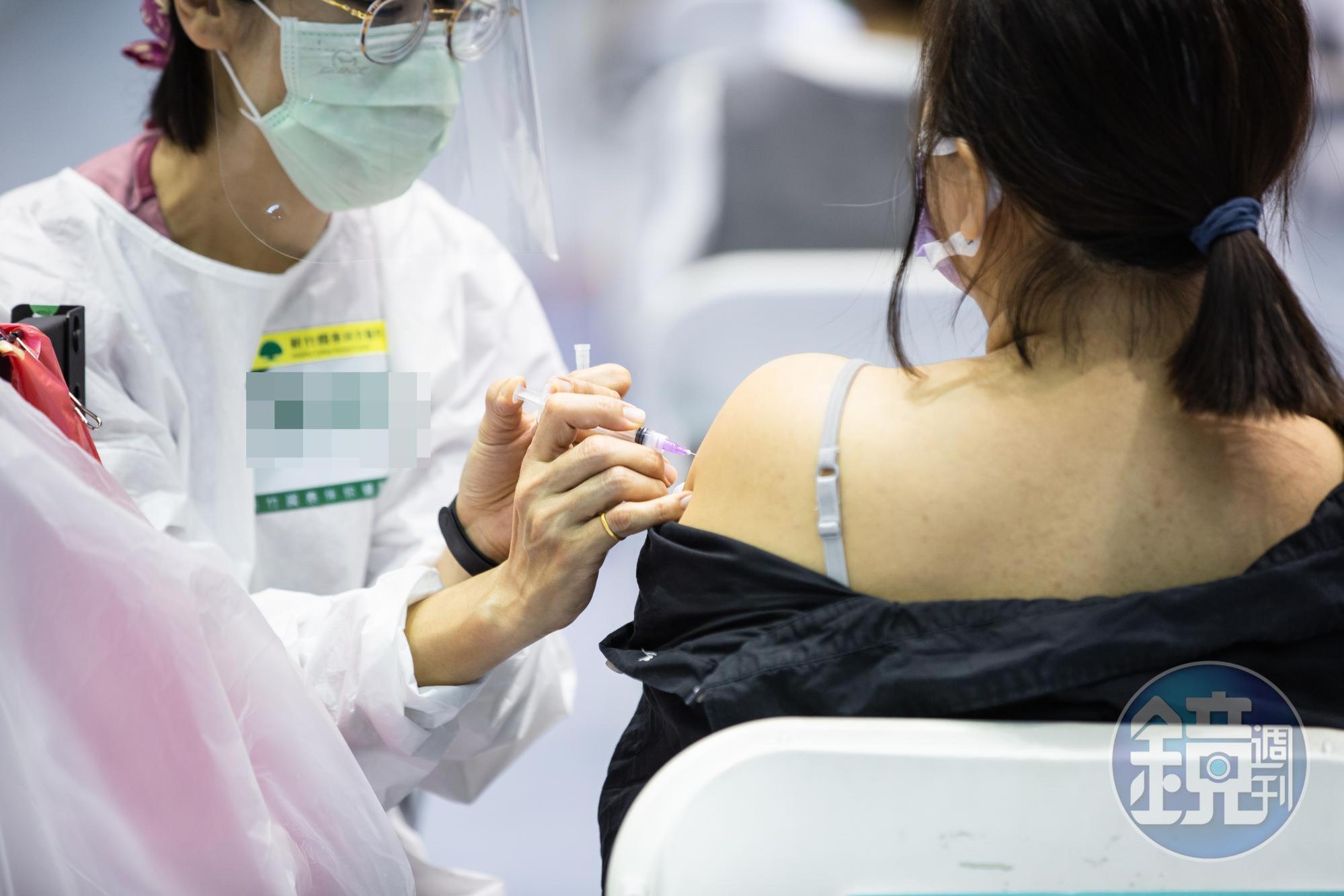 沈政男醫師日前表示,打了2劑AZ對抗Omicron變異株的保護力幾乎是0,等於白打,不過卻有醫師出面反駁,認為這說法是在誤導民眾。