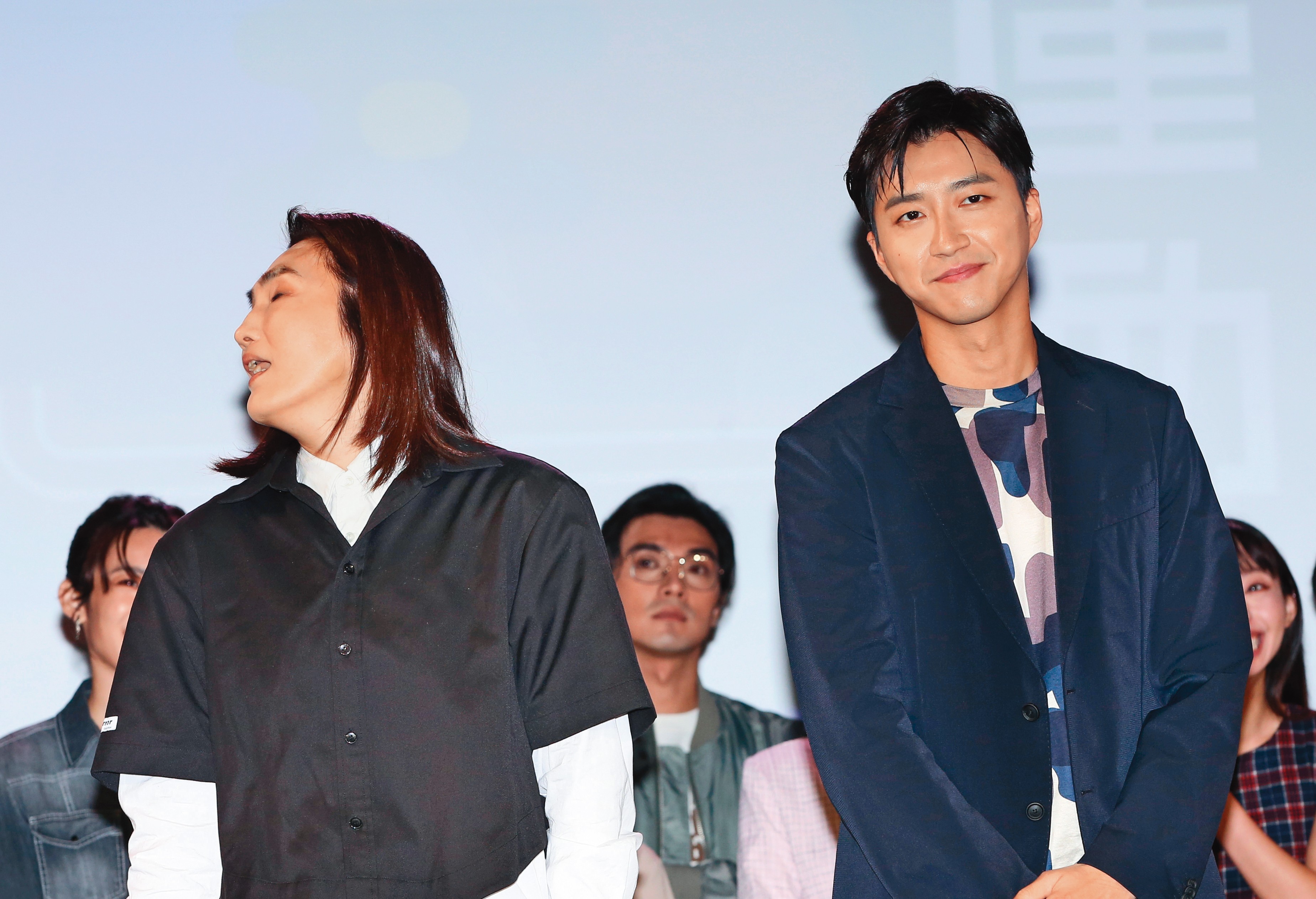 錢薇娟（左）、江宏傑（右）分屬敵隊，錢姐不爽就甩頭，這種Guts要學起來！