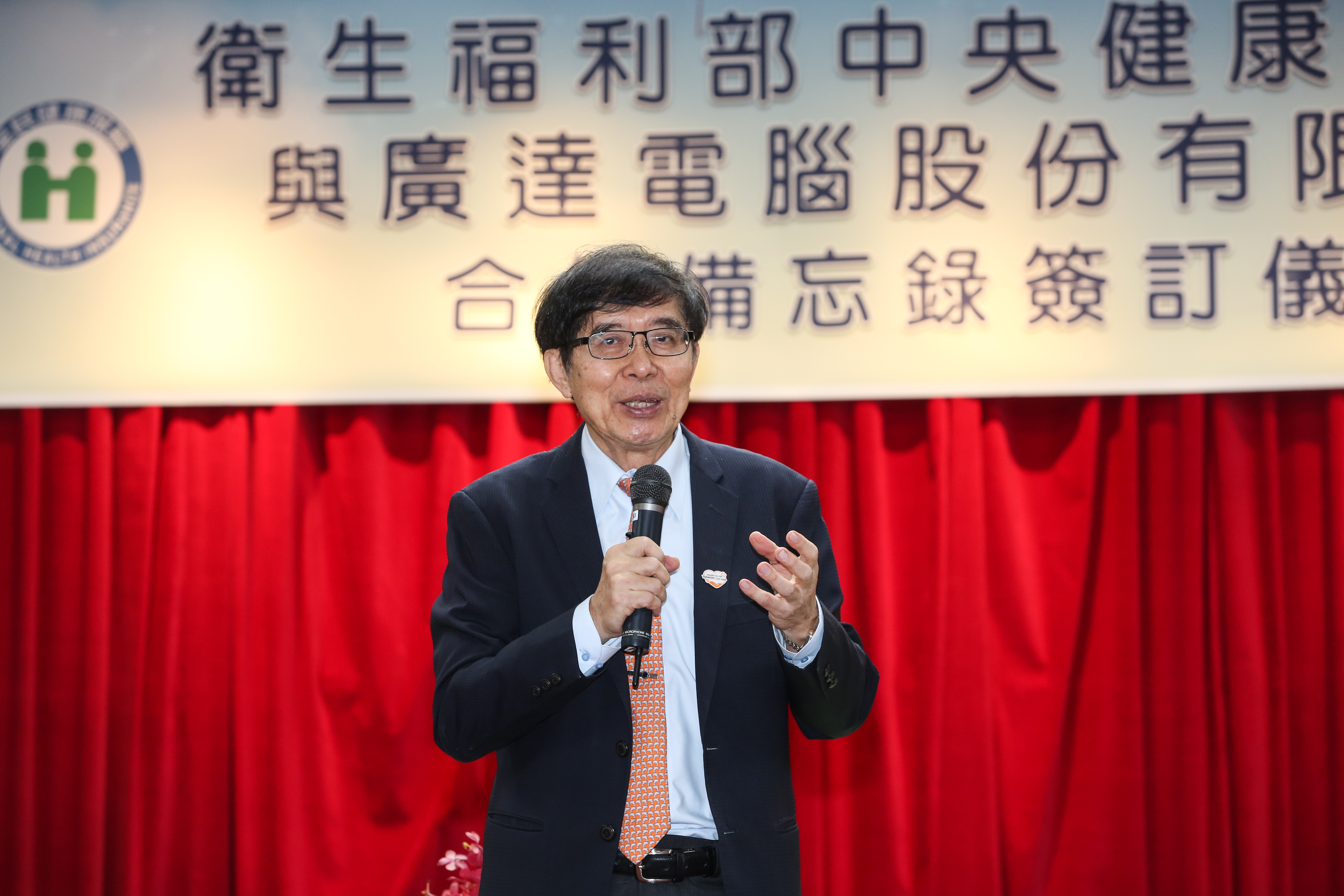 67歲健保署長李伯璋（圖）爆與一名年約30多歲女子夜會，但他回應稱該女性是乾女兒。（本刊資料照）