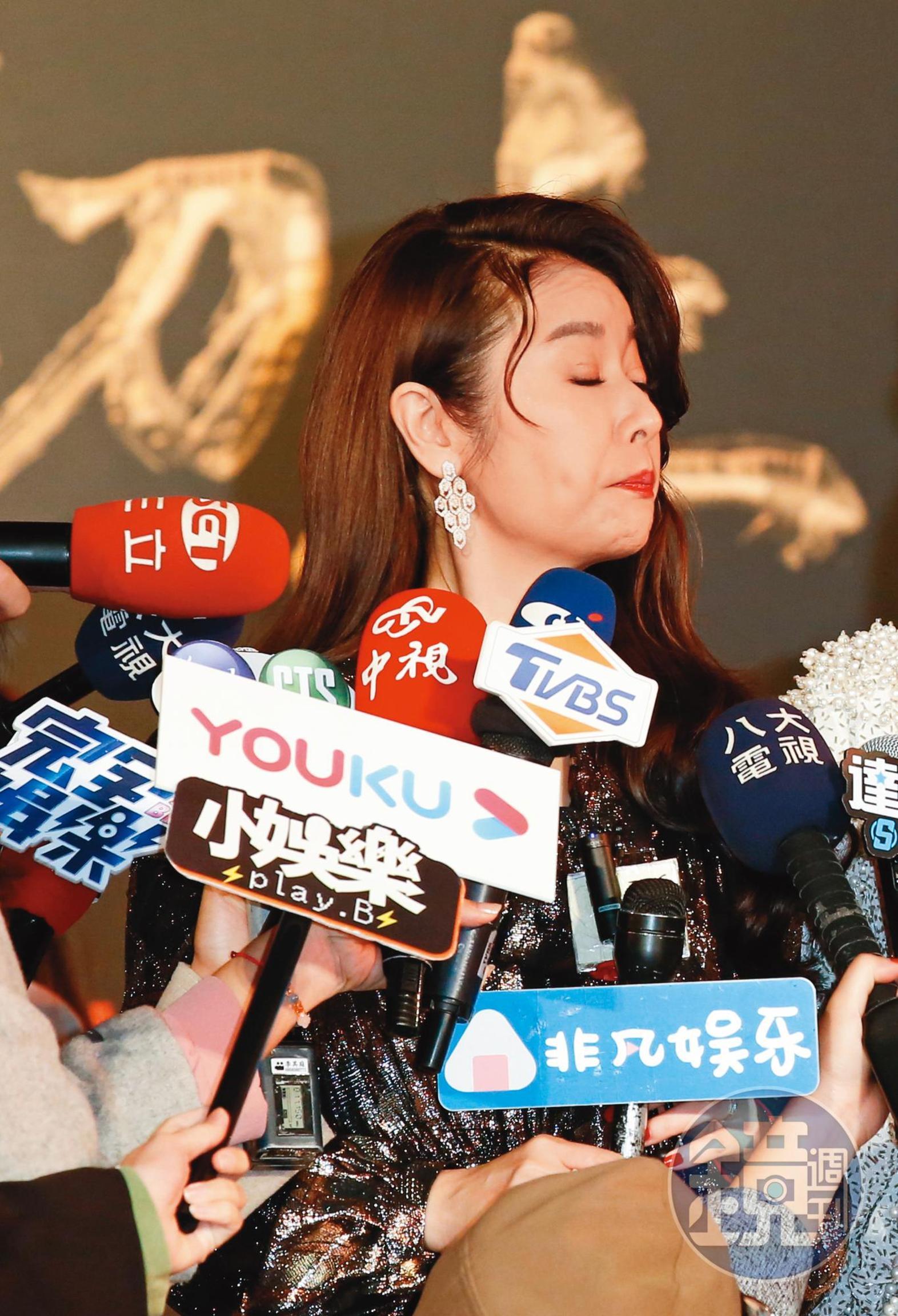 林心如在新戲飾演酒店媽媽桑，被問到同意老公上酒店嗎？心如姐的表情解釋了一切。