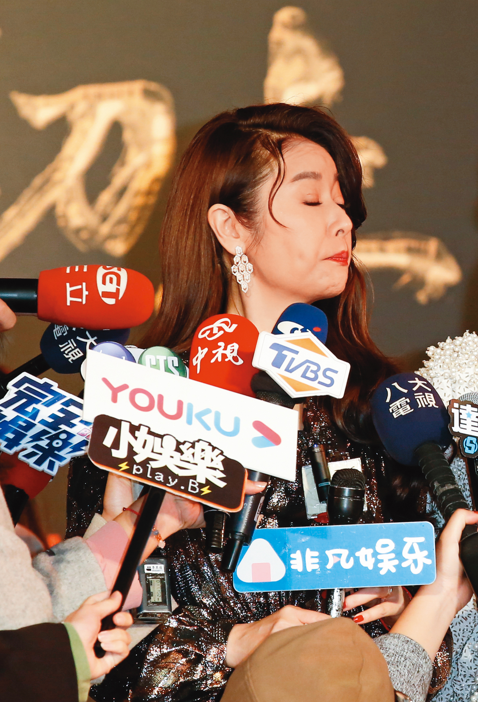 林心如在新戲飾演酒店媽媽桑，被問到同意老公上酒店嗎？心如姐的表情解釋了一切。