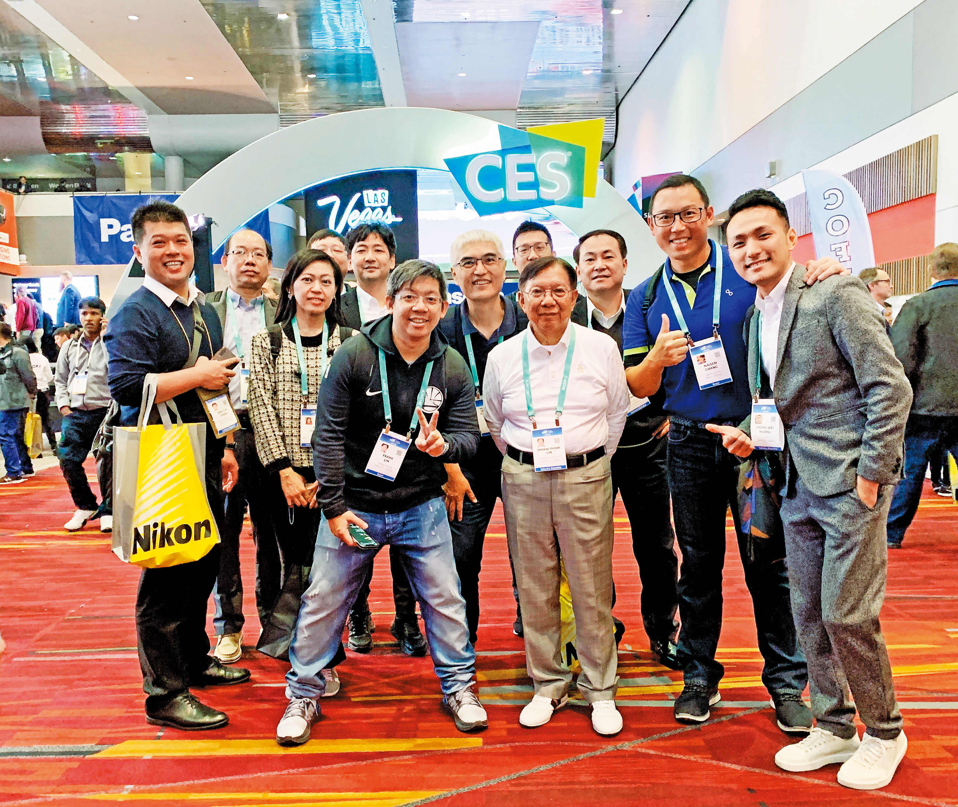 林建涵和父親林孝信一起出差參加美國消費電子展，為事業尋求新靈感。