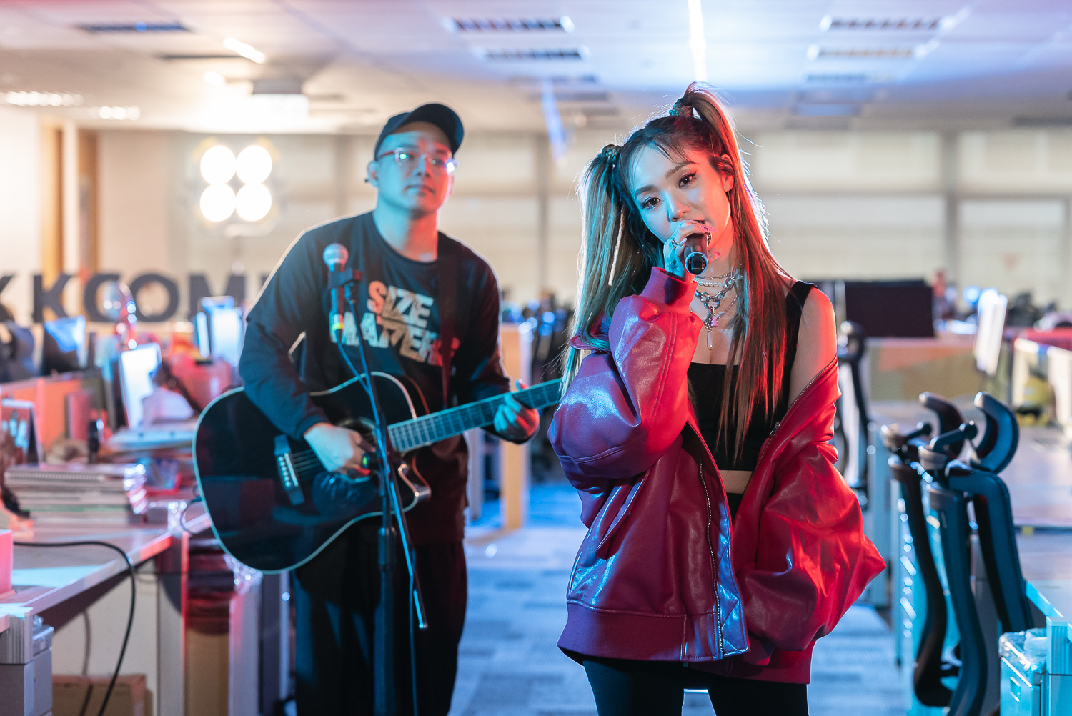 The Firm Agency的宗旨是媒合藝人與廣告主，圖為陳芳語（右）和Tower da Funkmasta（左）於KKCompany Goes Live上線記者會現場演出。（KKCompany提供）