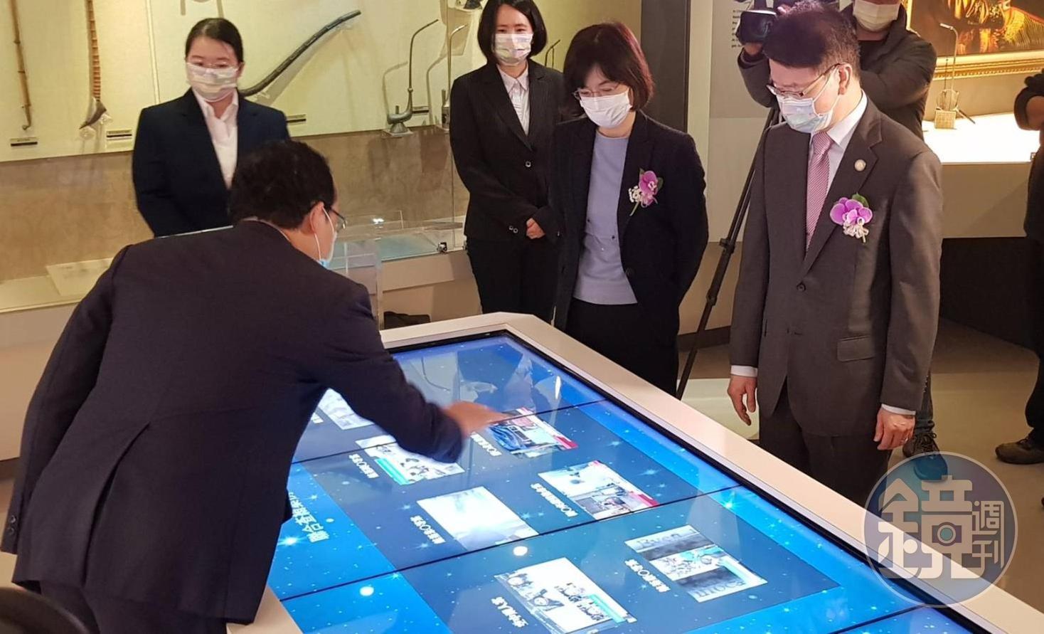 調查局長王俊力與關務署署長謝鈴媛一同參觀雙方歷年攜手偵破毒品案成果。