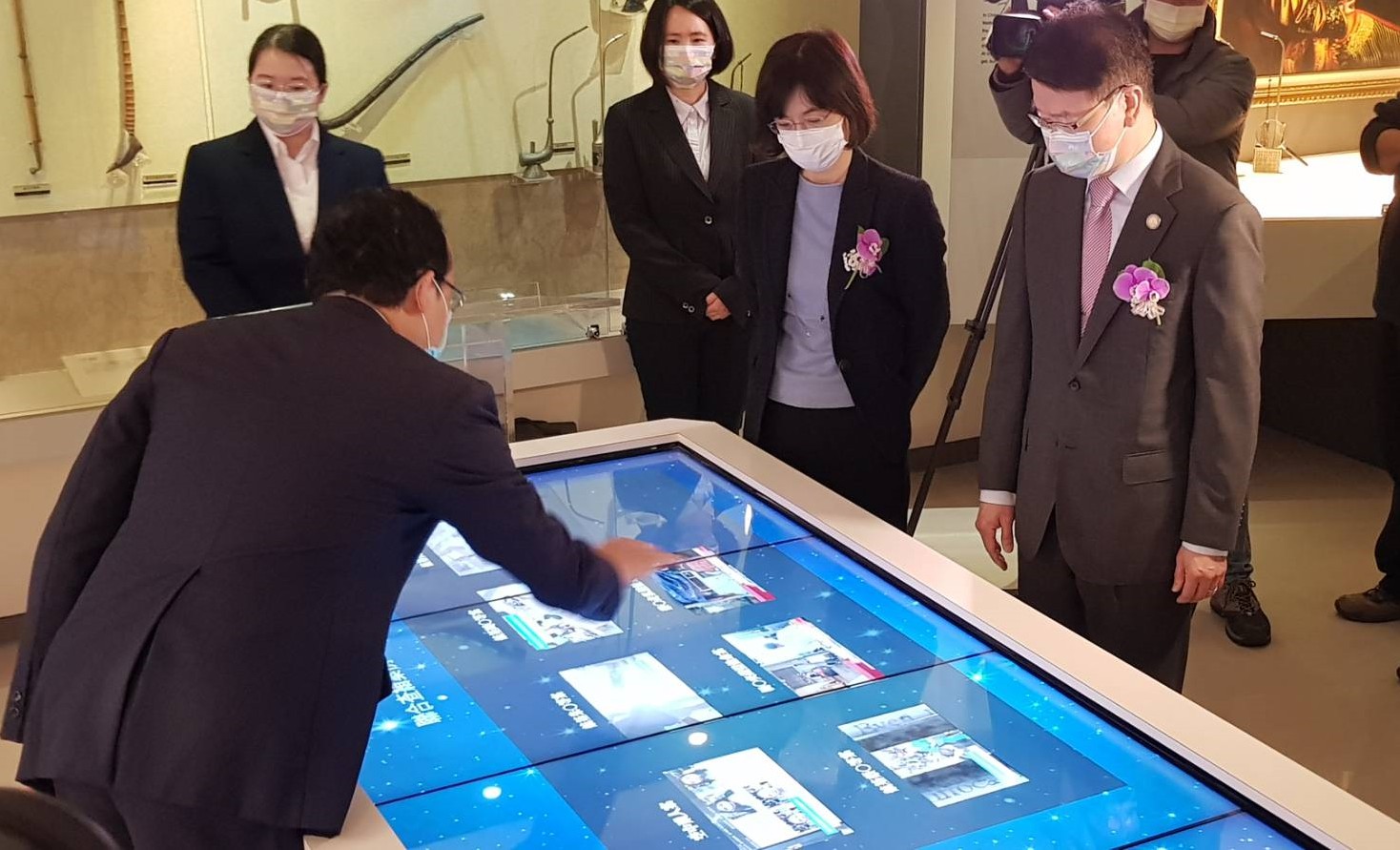 調查局長王俊力與關務署署長謝鈴媛一同參觀雙方歷年攜手偵破毒品案成果。