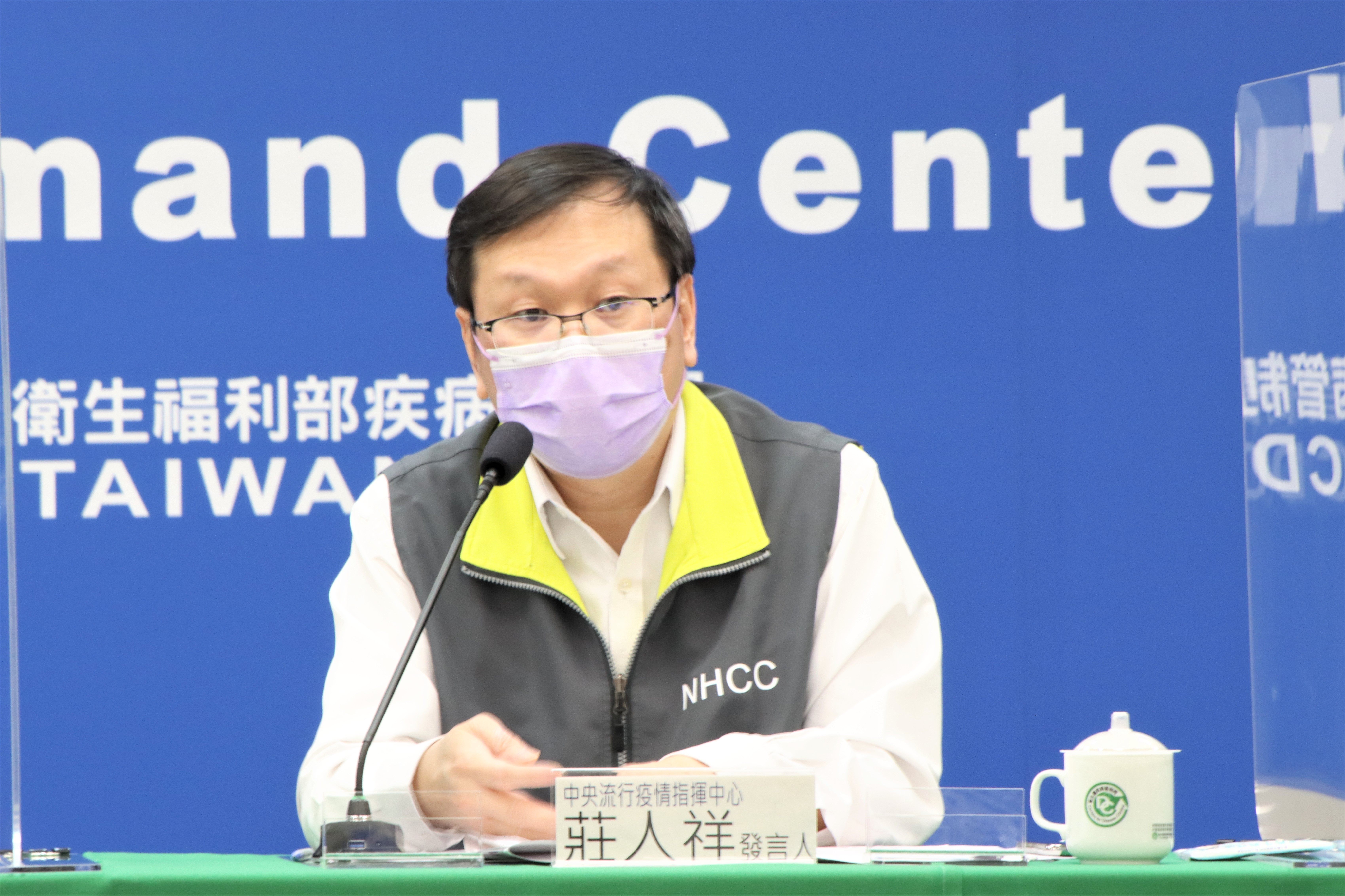 莊人祥說明，三週以來75歲以上族群疫苗覆蓋率變化。（指揮中心提供）
