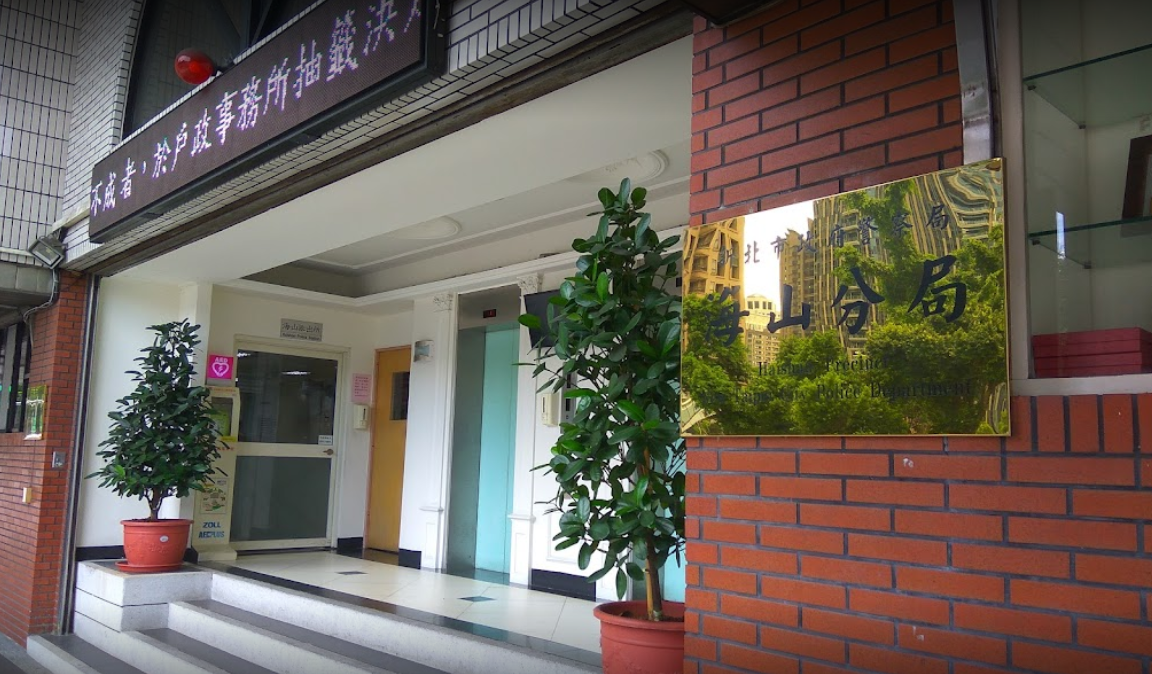 今中午，新北一名男子因在超商插隊結帳，店員出言勸導後，該男不滿竟出手毆打女店員。（翻攝自Google map）