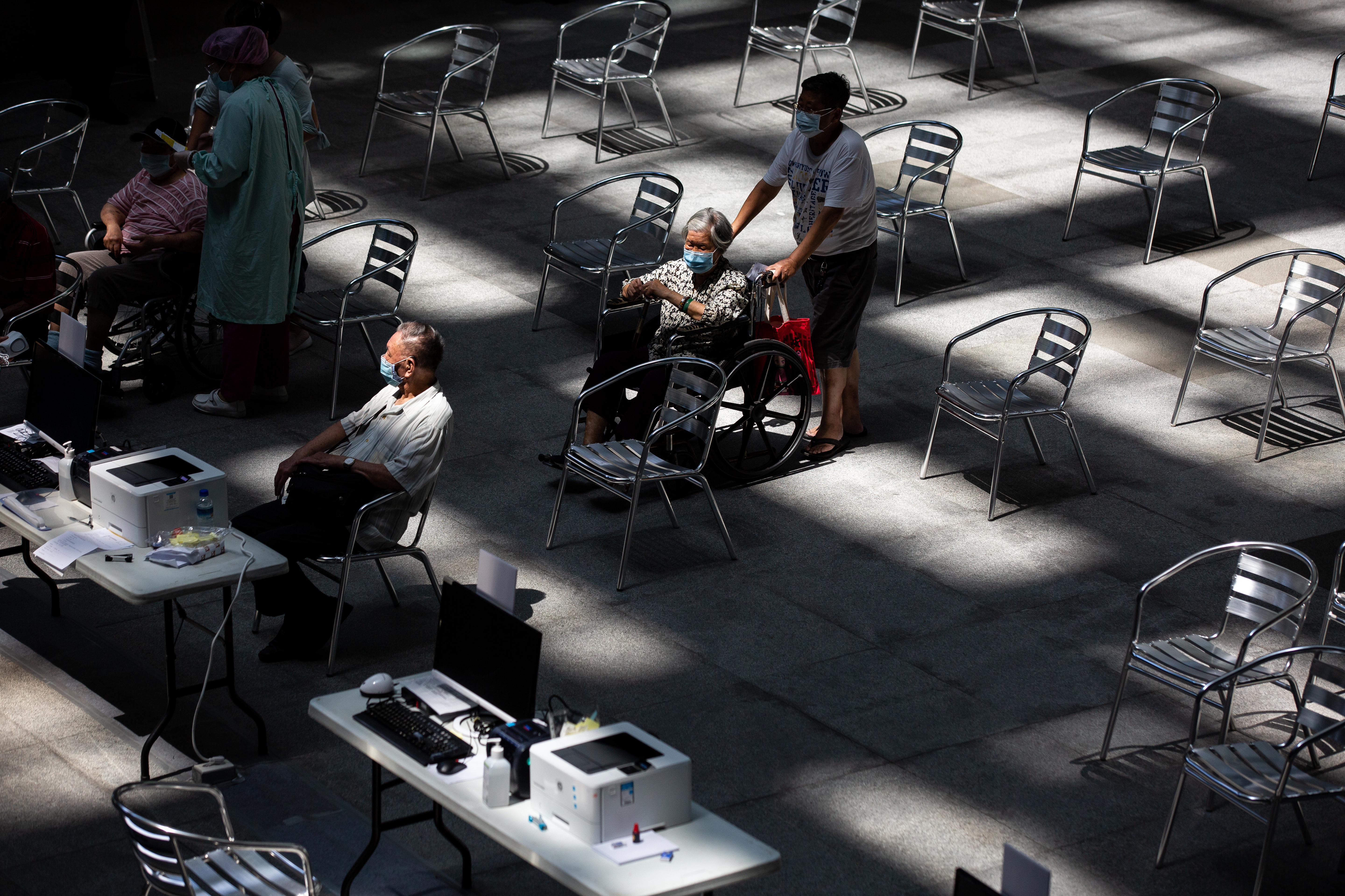 好康加持下讓不少高齡族群出門打疫苗，疫苗覆蓋率也明顯有進展；圖為長者打疫苗示意圖。（本刊資料照）