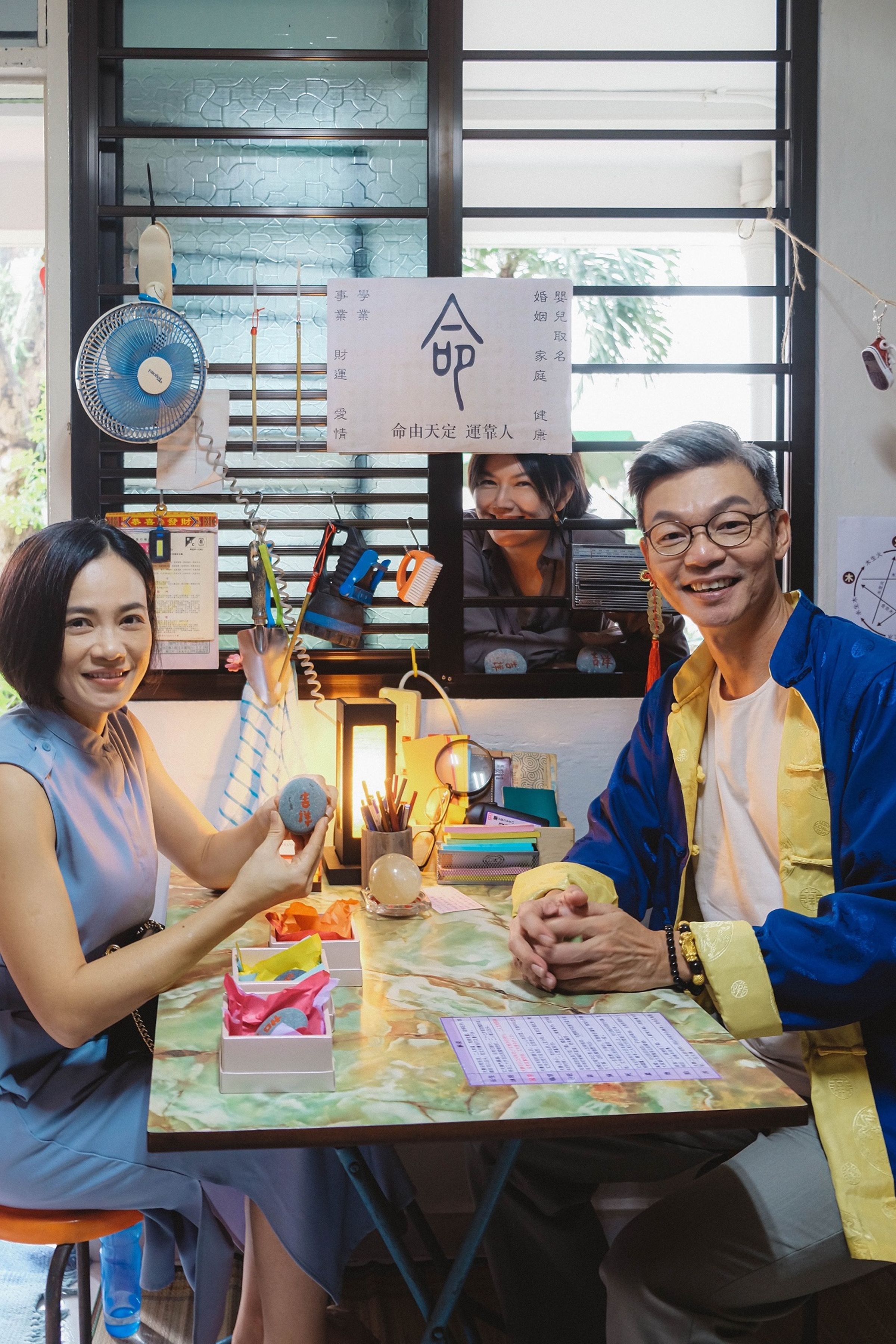 李國煌是第一次演MV，他還笑問孫燕姿為何要這麼辛苦，左為楊雁雁。（環球唱片提供）