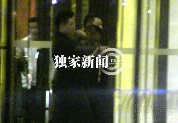 黃有龍在趙薇慶生趴喝掛,醉得竟忍不住內急當街尿尿。(翻攝自《搜狐娛樂》》