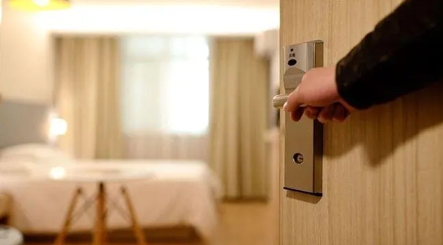 香港最新研究指出，一家防疫旅館確診者入住旅客在未離開房間、無任何直接接觸下，Omicron仍有辦法在2名已完全接種疫苗的旅客之間傳播，傳染力相當驚人，示意圖。（翻攝自Pixabay）