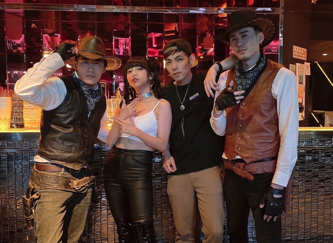 麻吉弟弟周立銘（右一）最近推出新歌〈CRIME RATE〉，找來張琳（左二）擔任MV女主角。（張琳提供）