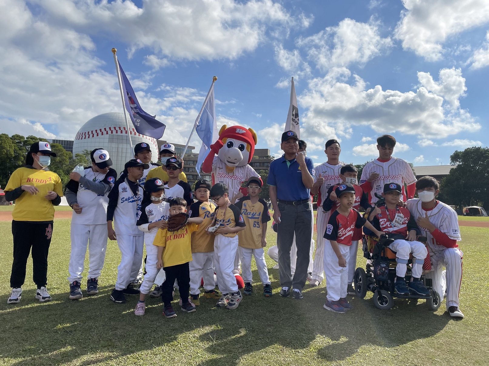 味全龍球星與身障孩童合照。（頂新和德文教基金會提供）