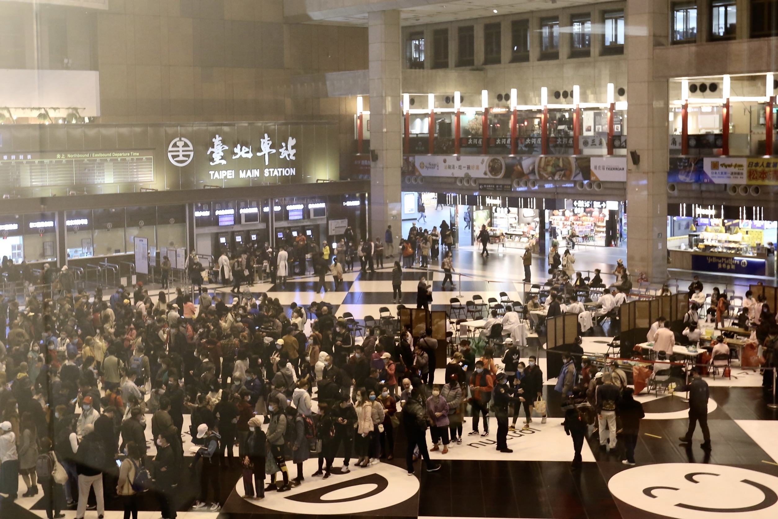 由於全聯禮券的超強誘因下，不少人擠爆台北車站排隊接種疫苗。