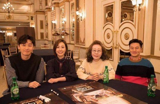 李瑞鎮（右一）與尹汝貞、鄭有美和朴敘俊的綜藝《尹食堂》獲觀眾歡迎。（網路圖片）
