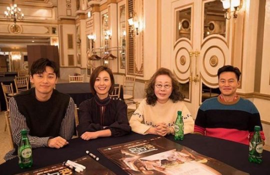 李瑞鎮（右一）與尹汝貞、鄭有美和朴敘俊的綜藝《尹食堂》獲觀眾歡迎。（網路圖片）