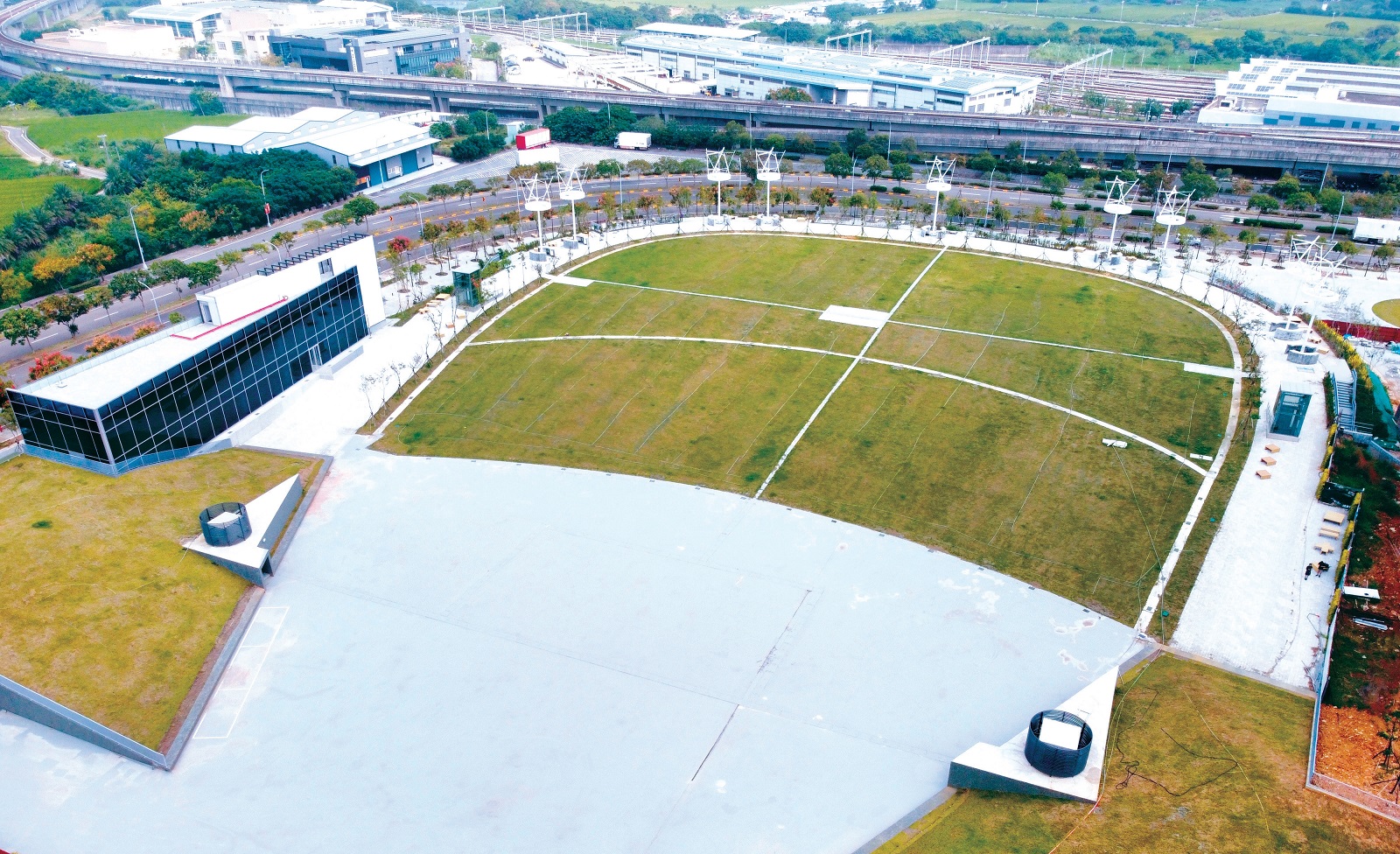 陽光劇場規劃可容納1萬5,000人，巨型展演場地成為桃園藝文展場新地標。（桃園市政府提供）