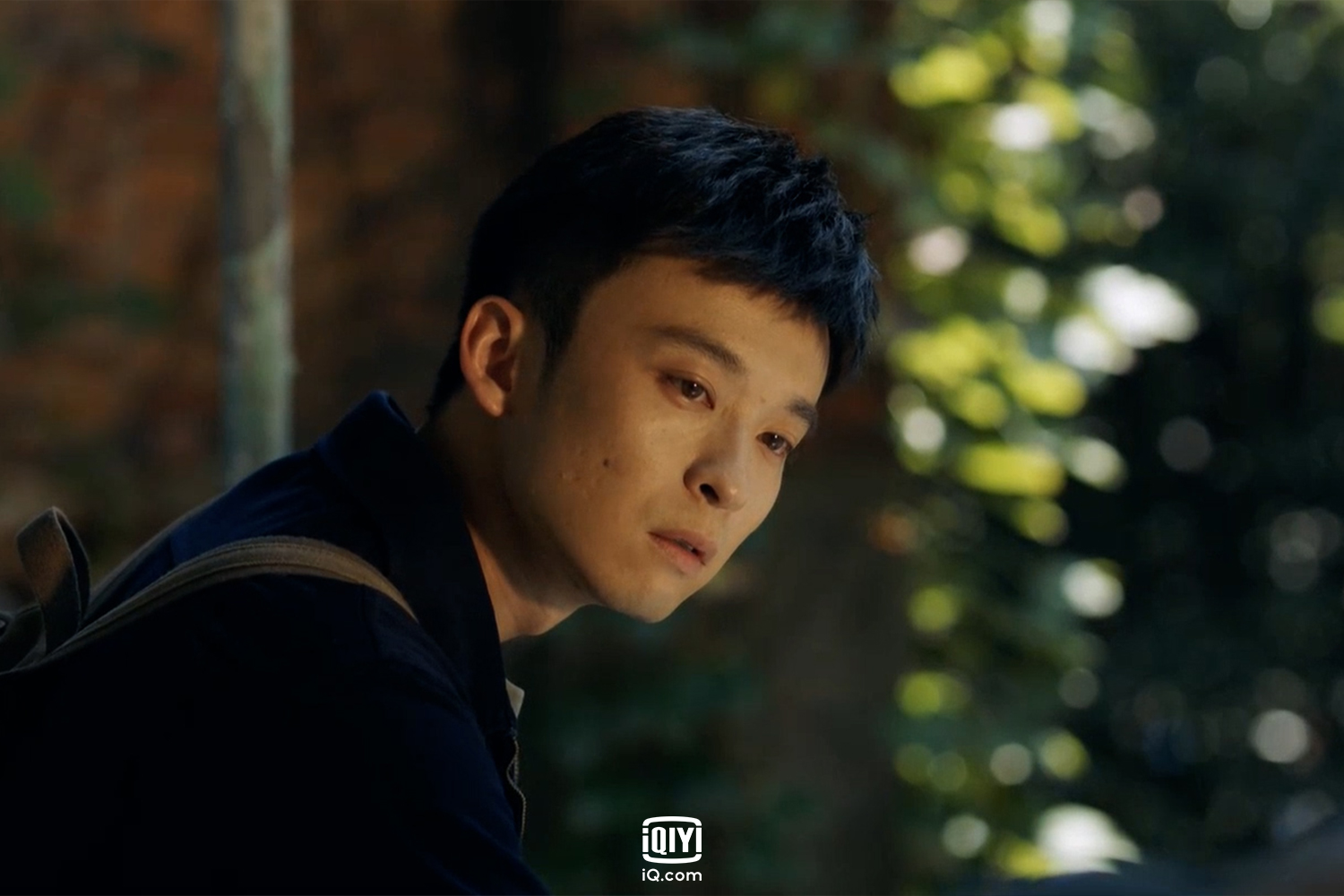 董子健飾演實習警察，童年時目睹老師被殺害，心裡留下陰影。（愛奇藝國際站提供）