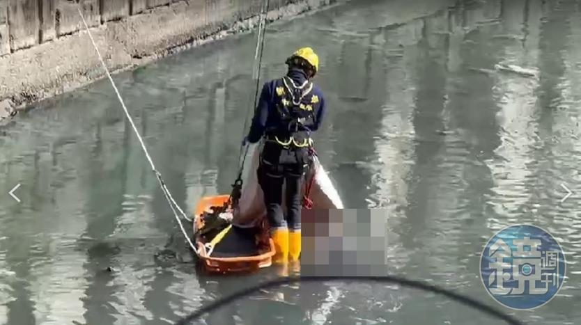 永和區一處排水溝上午被人發現一具男屍。（讀者提供）