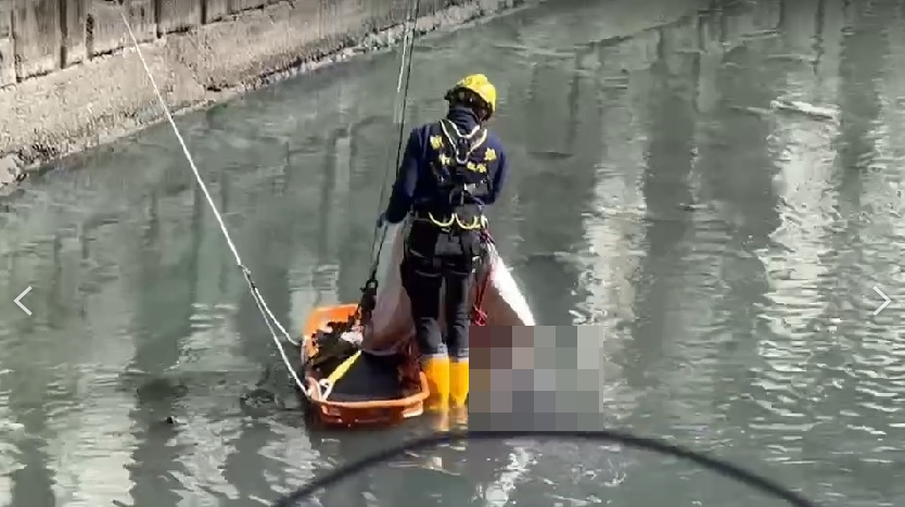 永和區一處排水溝上午被人發現一具男屍。（讀者提供）