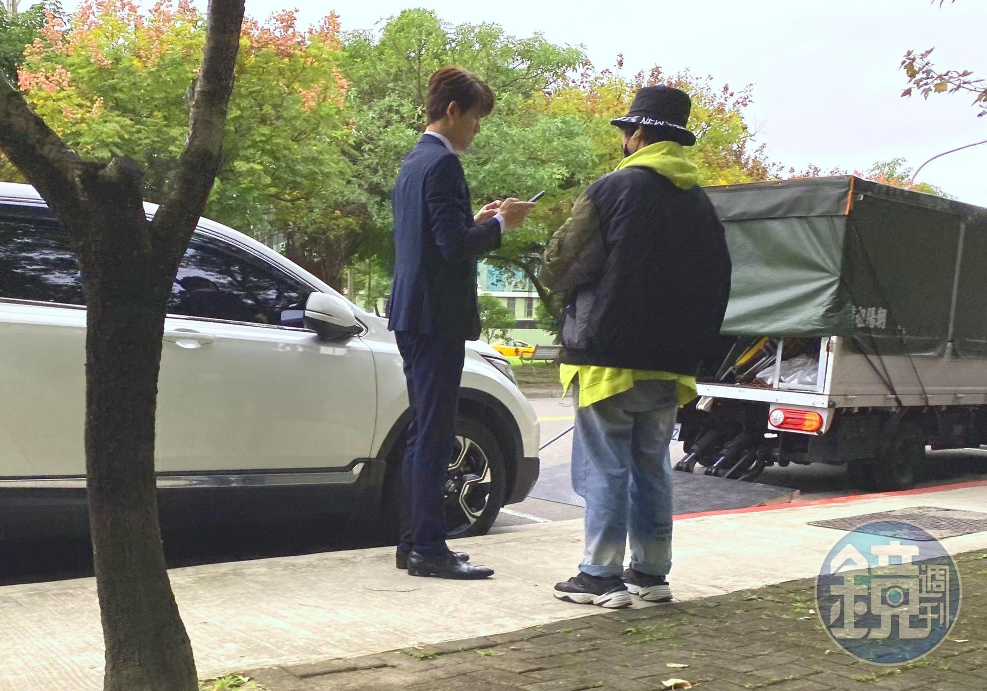 余秉諺日前在台北市內湖路邊拍三立八點檔《天之驕女》,利用空檔在一旁忙碌滑手機。(讀者提供)
