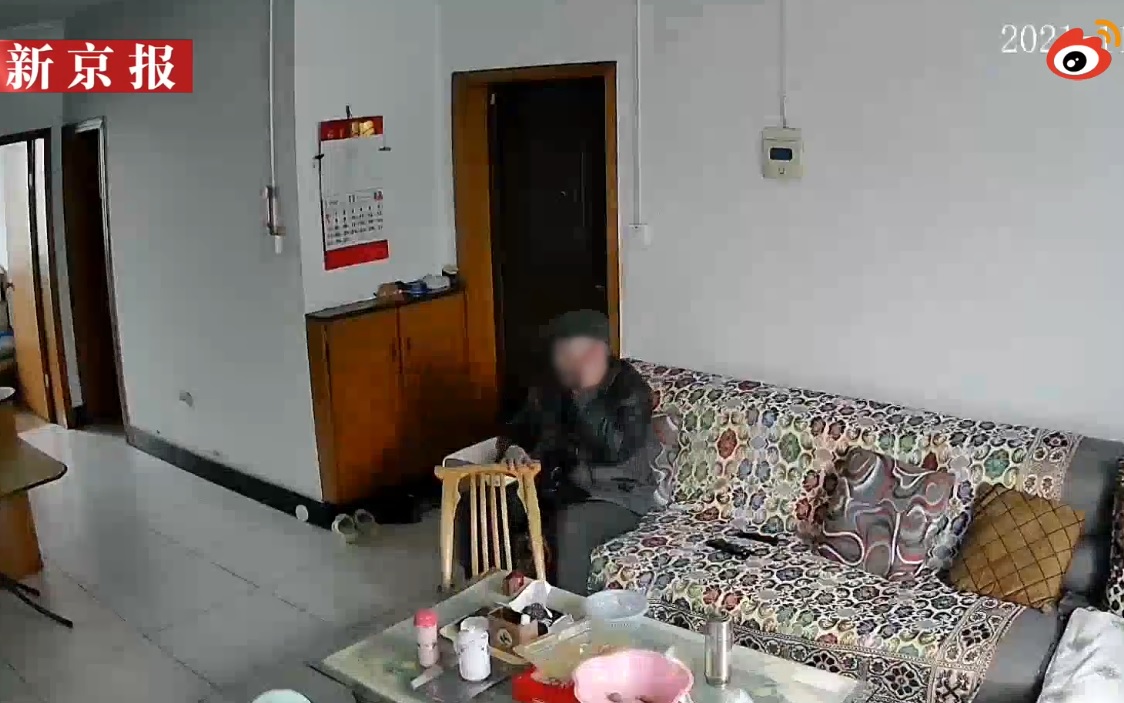 老翁接到快遞員電話後，就趕快跑下樓取件。（翻攝微博）