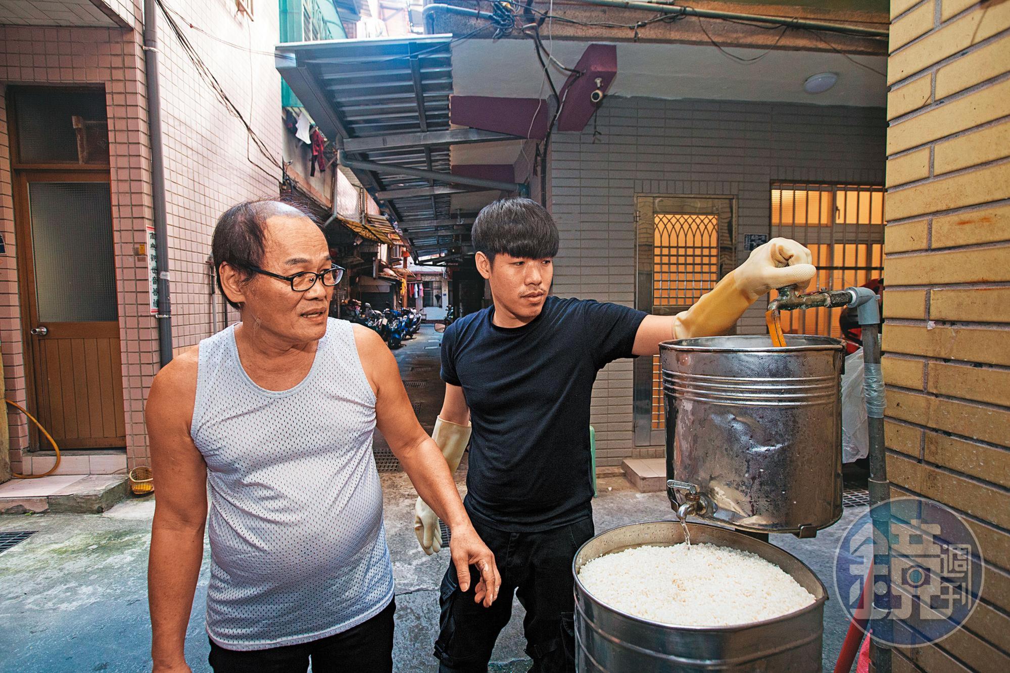劉益煌(左)手把手教會獨子劉冠佑(右)做湯圓,他2年前正式退休,把家業交棒給兒子。