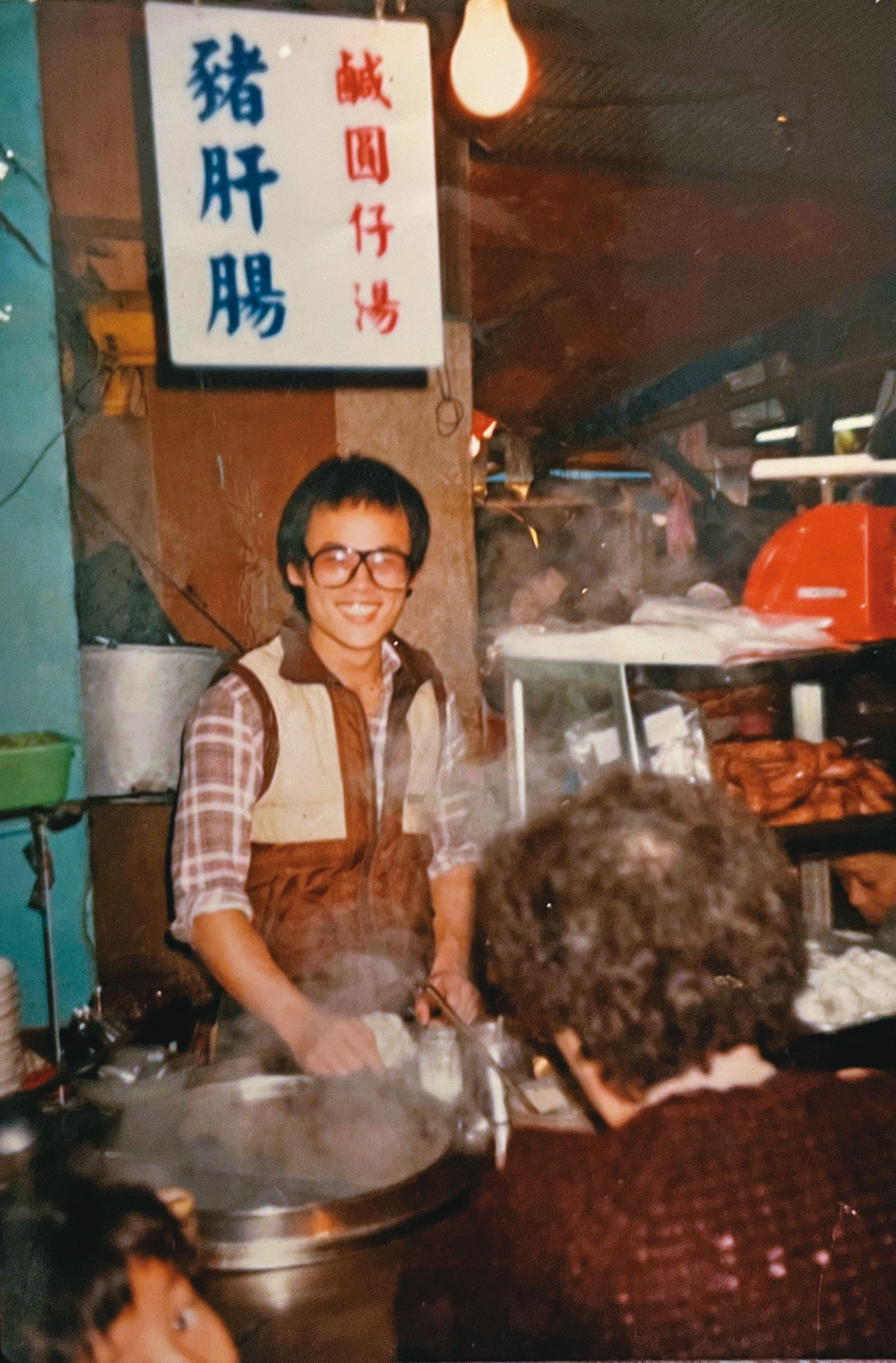 第二代劉益煌32歲從母親手上接下老店，白天做湯圓，下午顧攤位。（大觀圓提供）