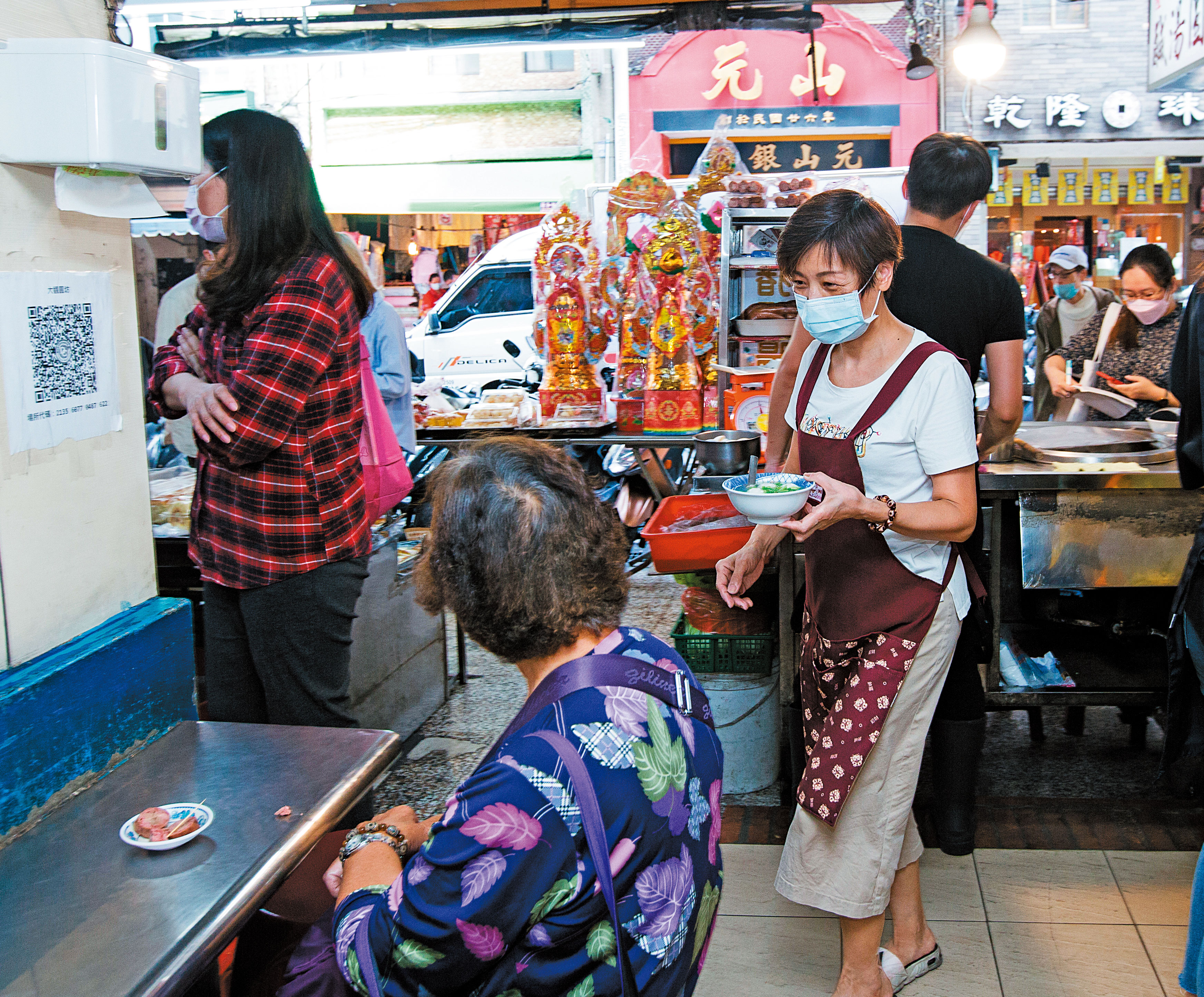 為了幫兒子的忙，陳淑娟6年前決定重返老店，許多熟客都開心昔日老闆娘終於回來了。