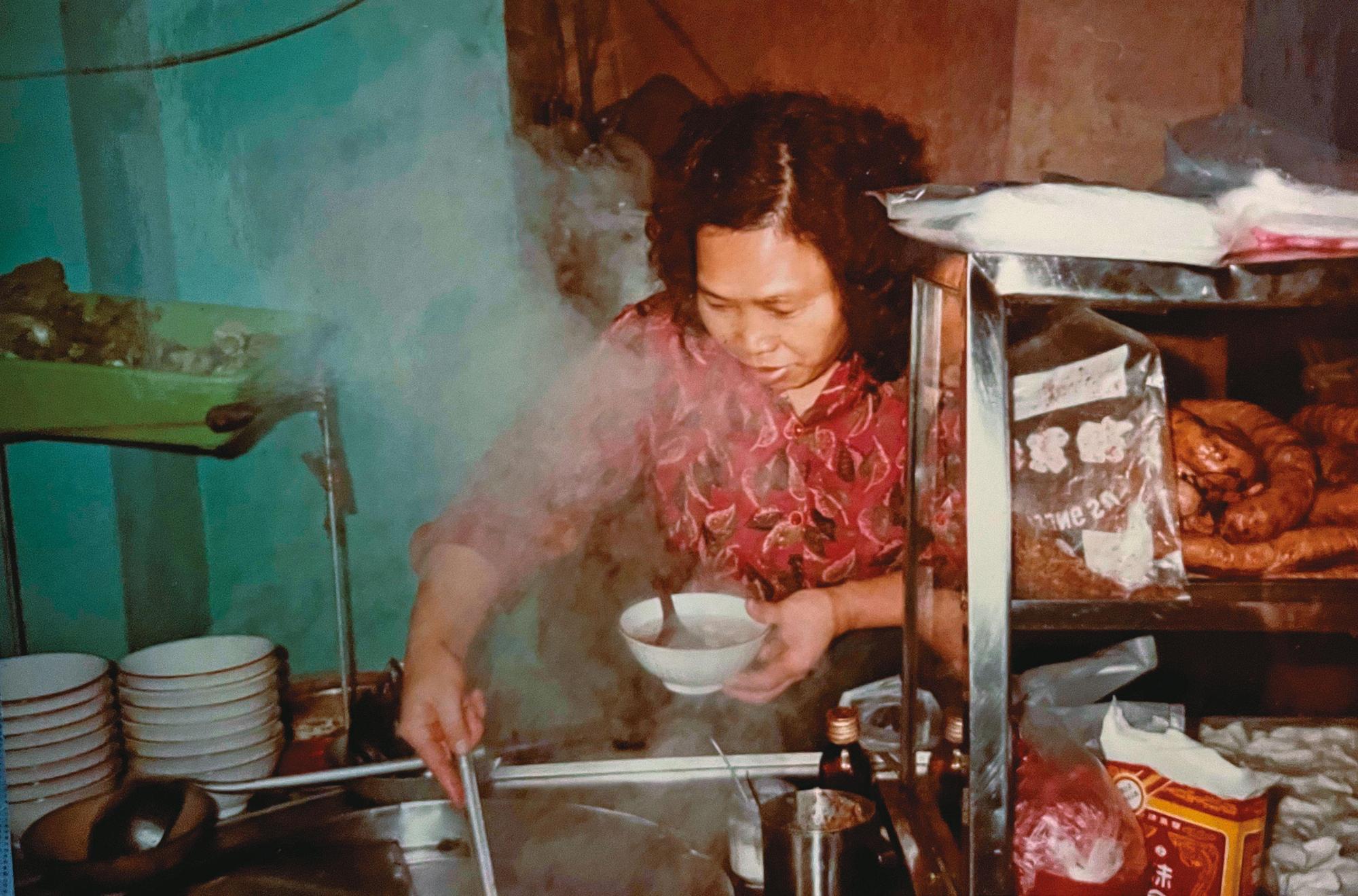 第一代老闆娘劉沈秀玉靠著自製手工包餡鹹湯圓,在仁愛市場闖出名號。(大觀圓提供)