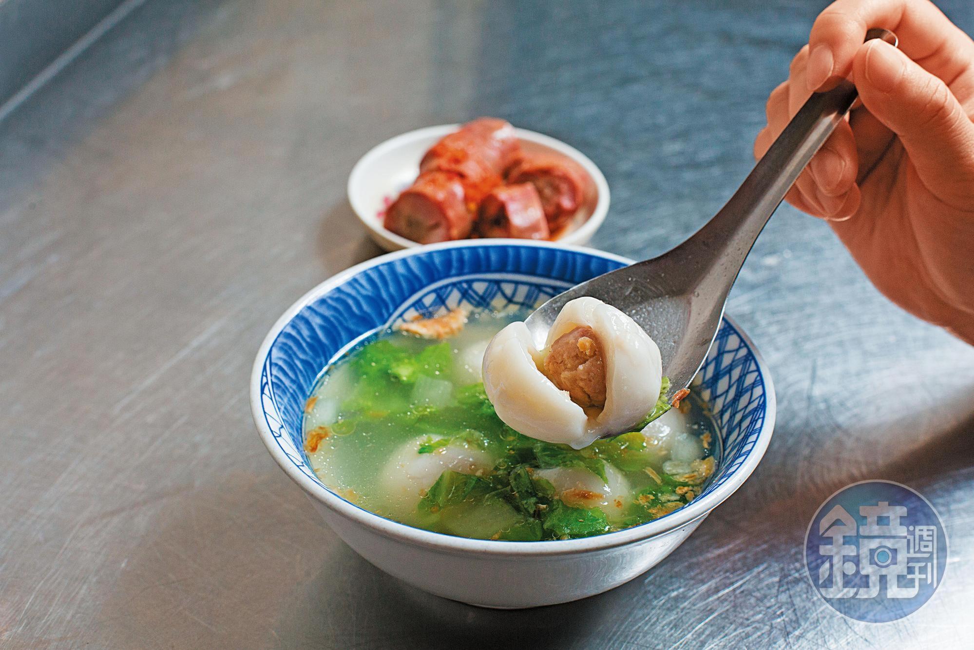 大觀圓鹹湯圓包入新鮮現打後腿肉,皮軟Q內餡鹹香,一口咬下還會流出汩汩肉汁。(50元/碗)
