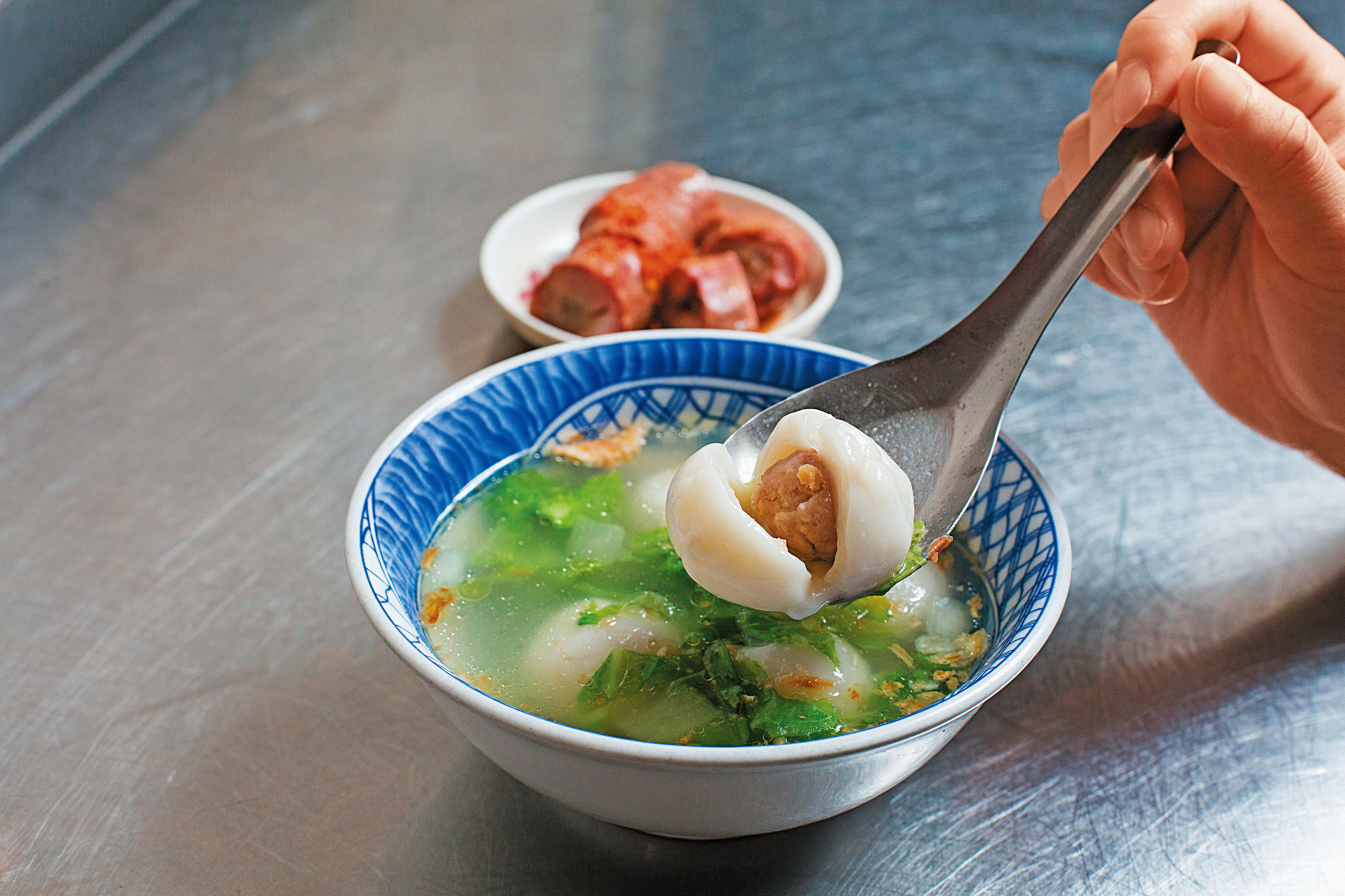 大觀圓鹹湯圓包入新鮮現打後腿肉，皮軟Q內餡鹹香，一口咬下還會流出汩汩肉汁。（50元／碗）