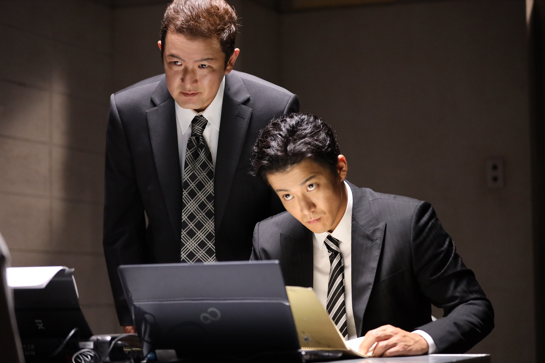 中村獅童（左）與小栗旬相隔15年合作《魔仿犯》，讓中村直呼很懷念。（采昌國際多媒體提供）