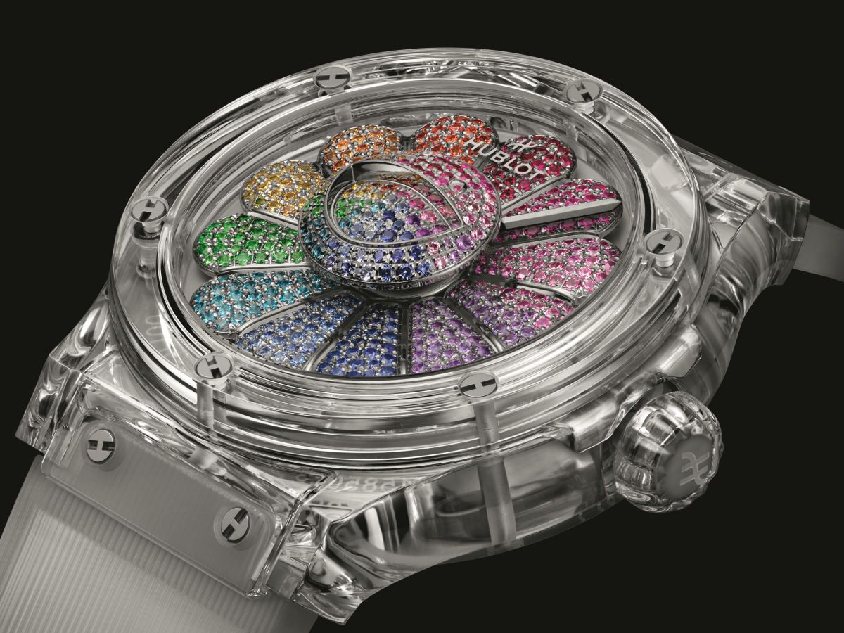 HUBLOT宇舶錶攜手村上隆發佈第二款聯名腕錶：經典融合系列村上隆藍寶石彩虹腕錶。自藝術家標誌性元素-太陽花中採擷靈感，以及宇舶錶著名材質融合的卓越工藝-透明藍寶石搭配彩色寶石，搭載品牌自製Unico機芯，全球限量100只。建議售價約NT$3,270,000。