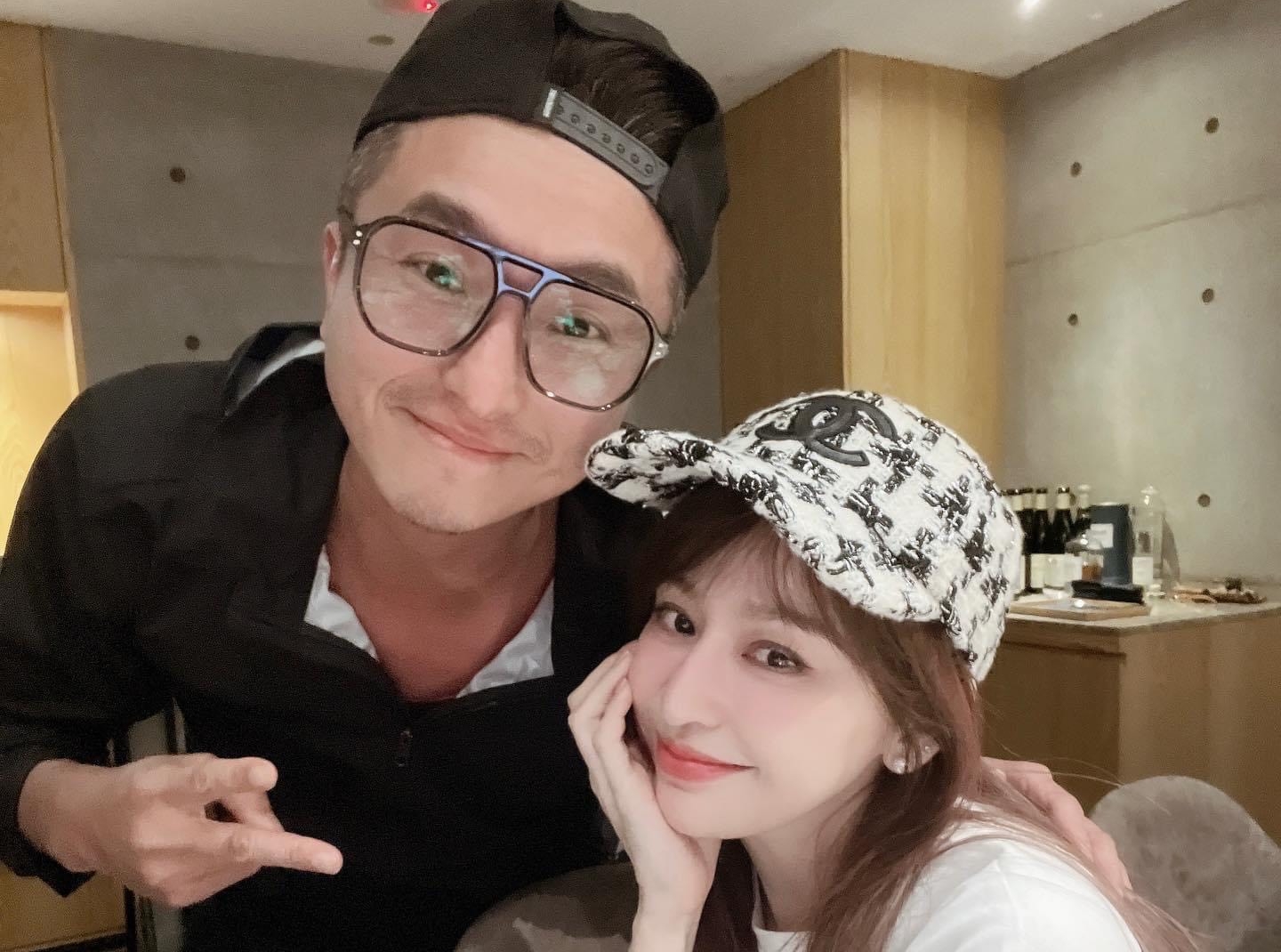 王心凌曾與王少偉合作〈愛你〉，兩人同框，勾起許多歌迷心中回憶。（翻攝自王心凌臉書）