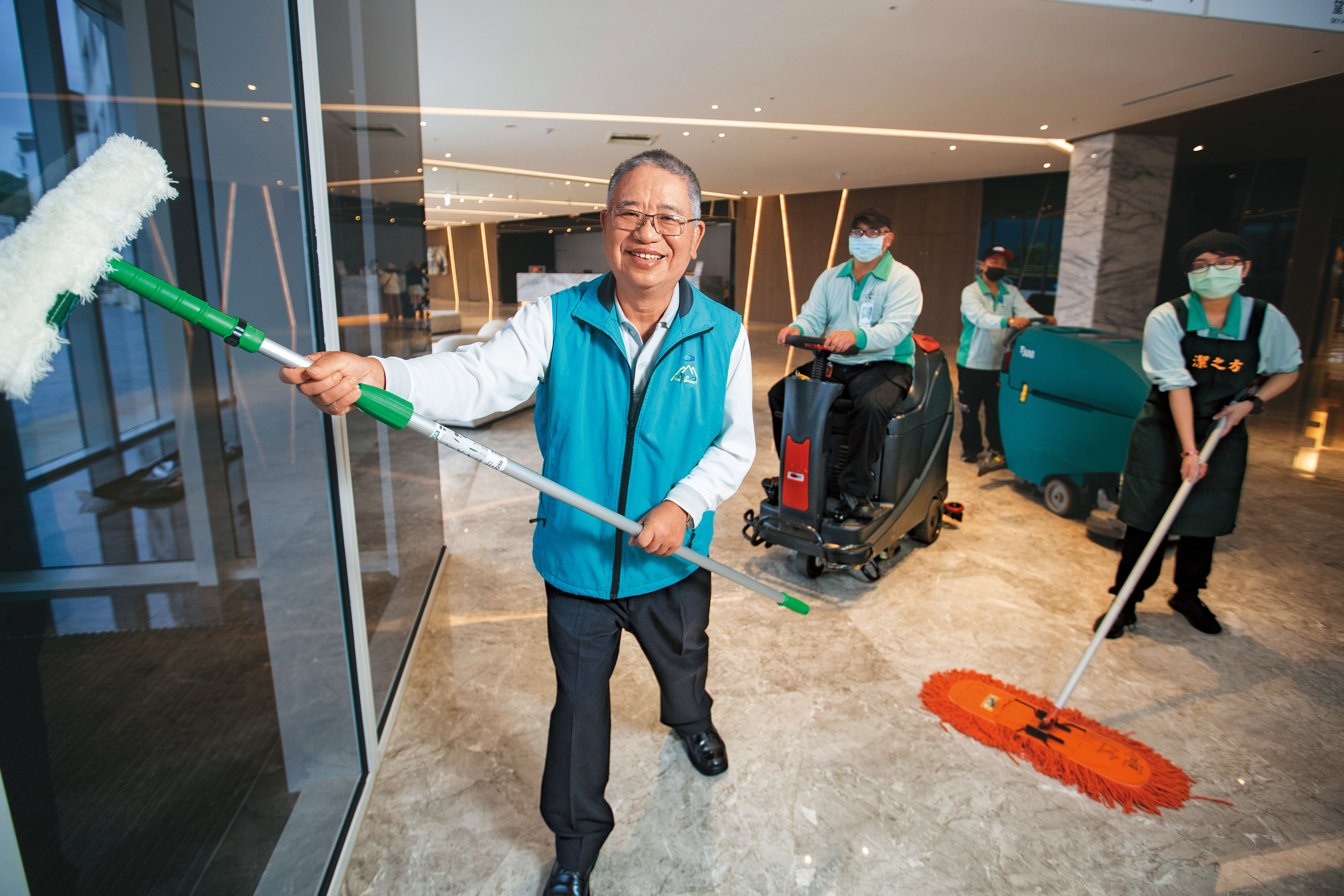 黃昭贊從清潔工白手起家，一路擴大版圖，現有3,000多員工，承攬業務多元。