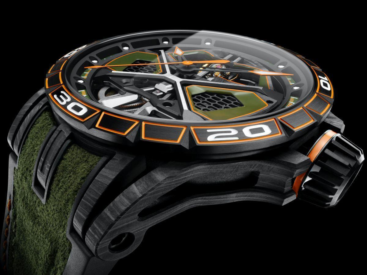 ROGER DUBUIS Excalibur Spider Huracán Monobalancier錶款，錶殼採用SMC片狀塑模碳纖維材質，結構強悍，重量輕盈，並擁有特殊紋理。
