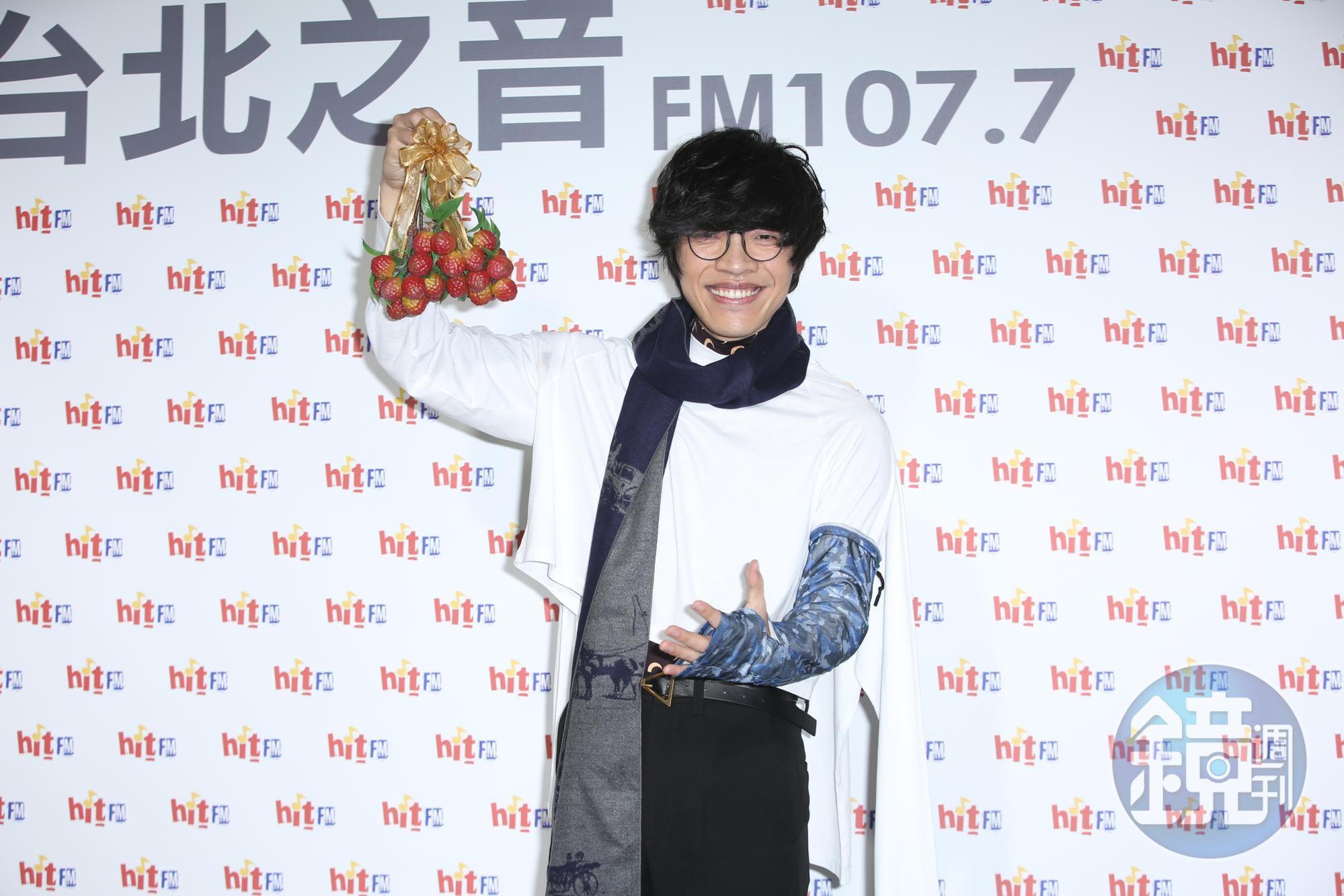 活動上，電台準備了冬暖夏涼的「蠶絲圍巾、蠶絲防曬袖套」和「荔枝」，希望盧廣仲帶著「蠶絲織品」巡迴各地突破各種難關，新專輯發行超級「滑順」，荔枝也象徵盧廣仲能繼續當「勵志（荔枝）演說家」。