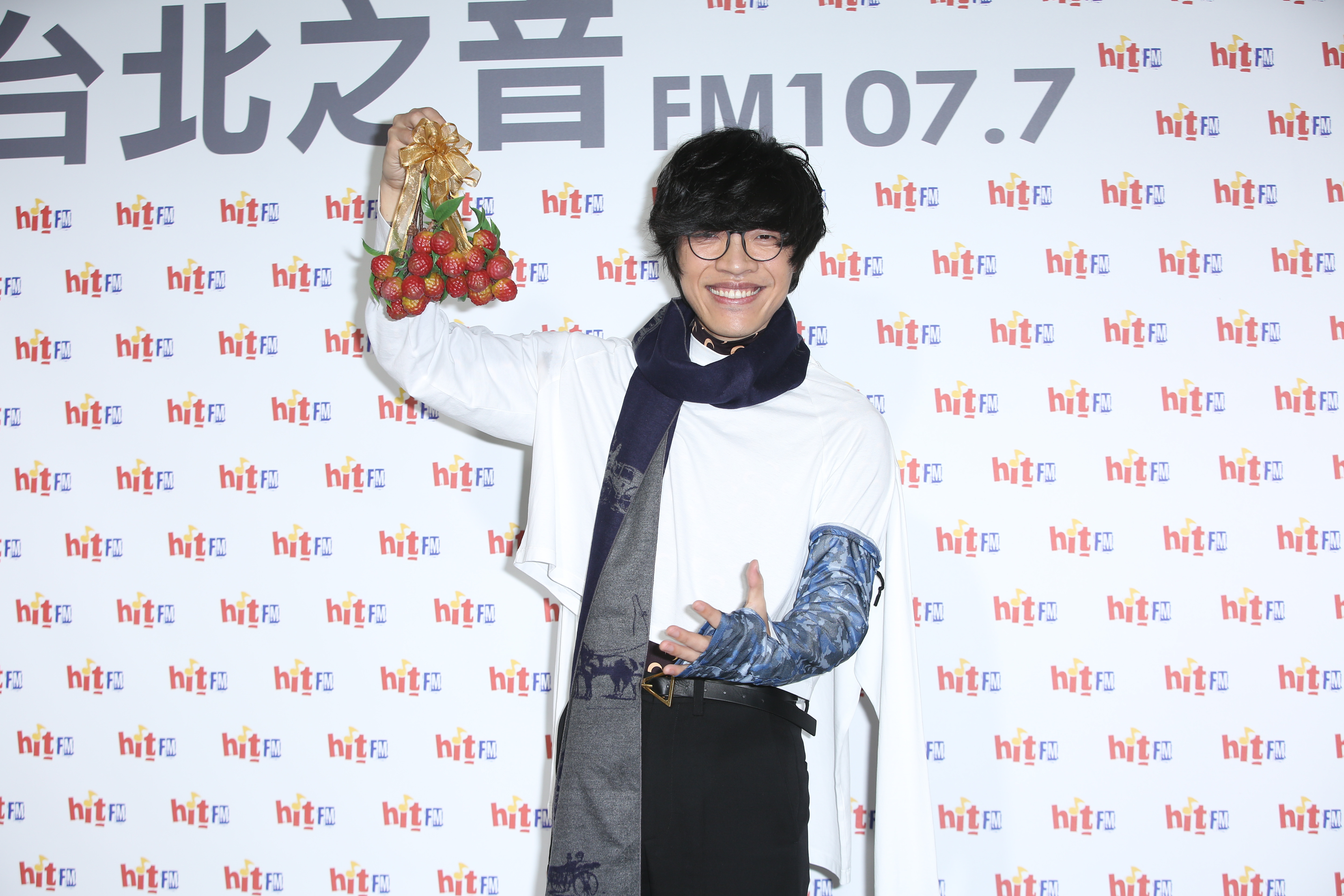 活動上，電台準備了冬暖夏涼的「蠶絲圍巾、蠶絲防曬袖套」和「荔枝」，希望盧廣仲帶著「蠶絲織品」巡迴各地突破各種難關，新專輯發行超級「滑順」，荔枝也象徵盧廣仲能繼續當「勵志（荔枝）演說家」。