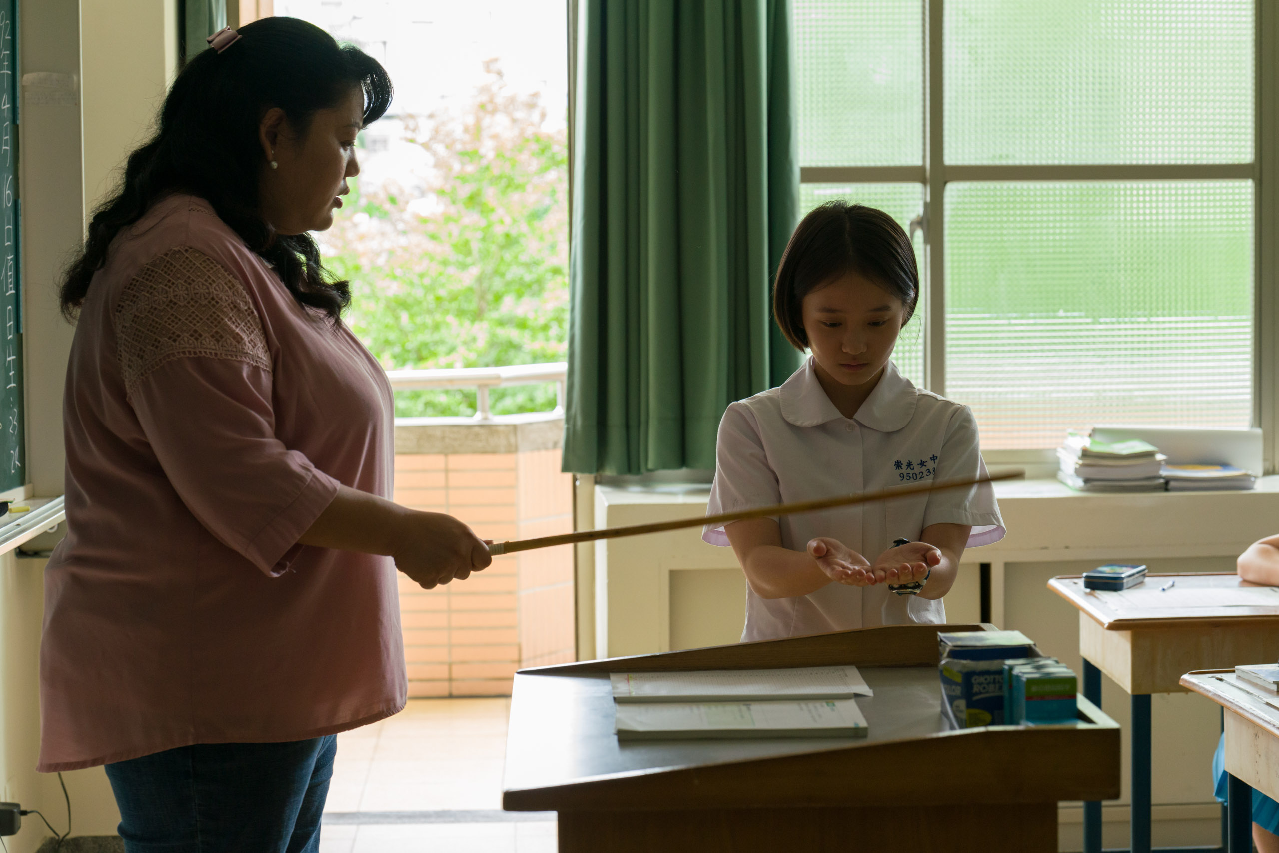 戲中方郁婷（右）遭蔡嘉茵（左）飾演的老師體罰，難以適應國中生活。（傳影互動提供）