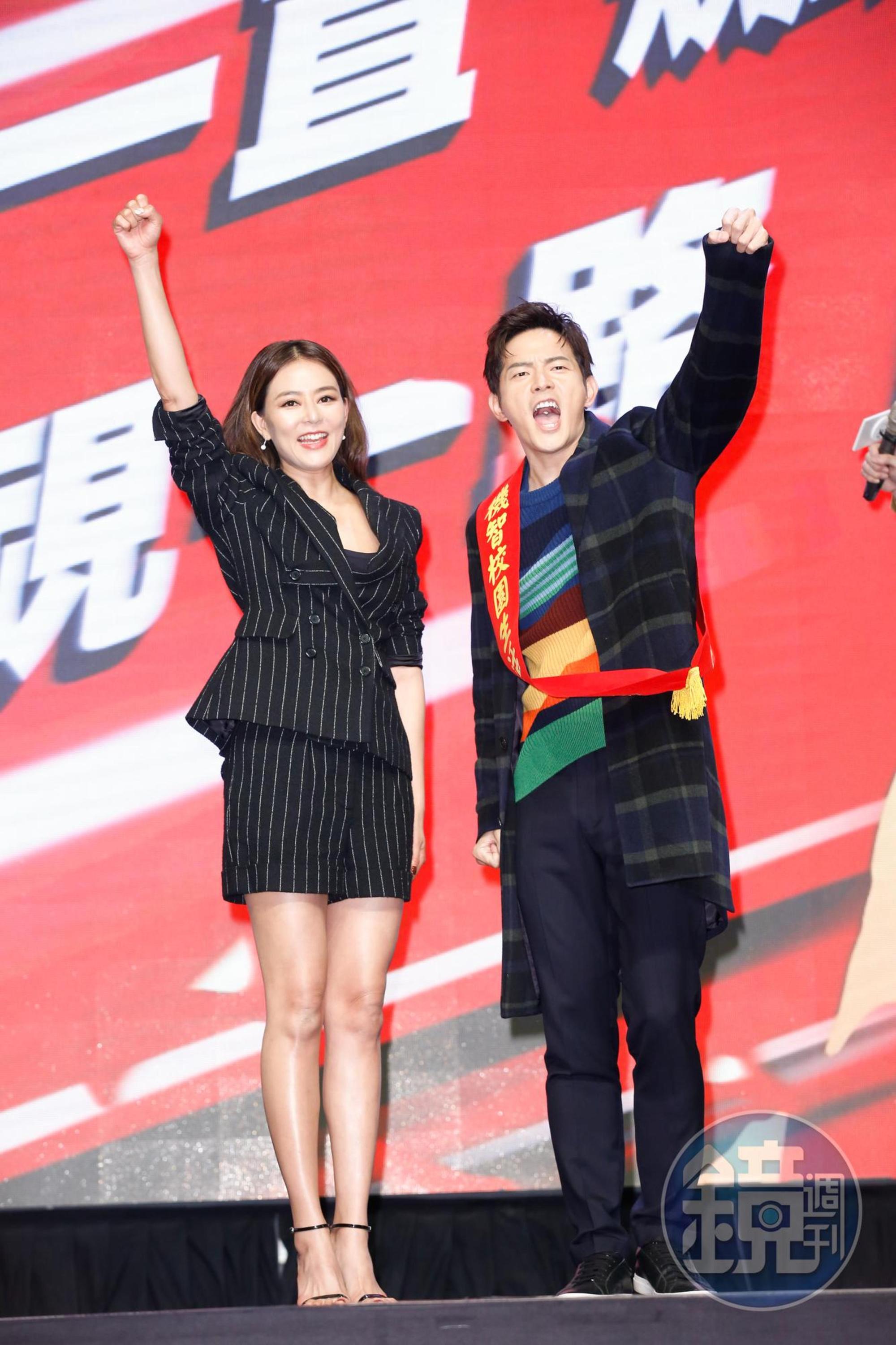 劉香慈代表《女力報到》演員幫宥勝掛上紅布條象徵交接。